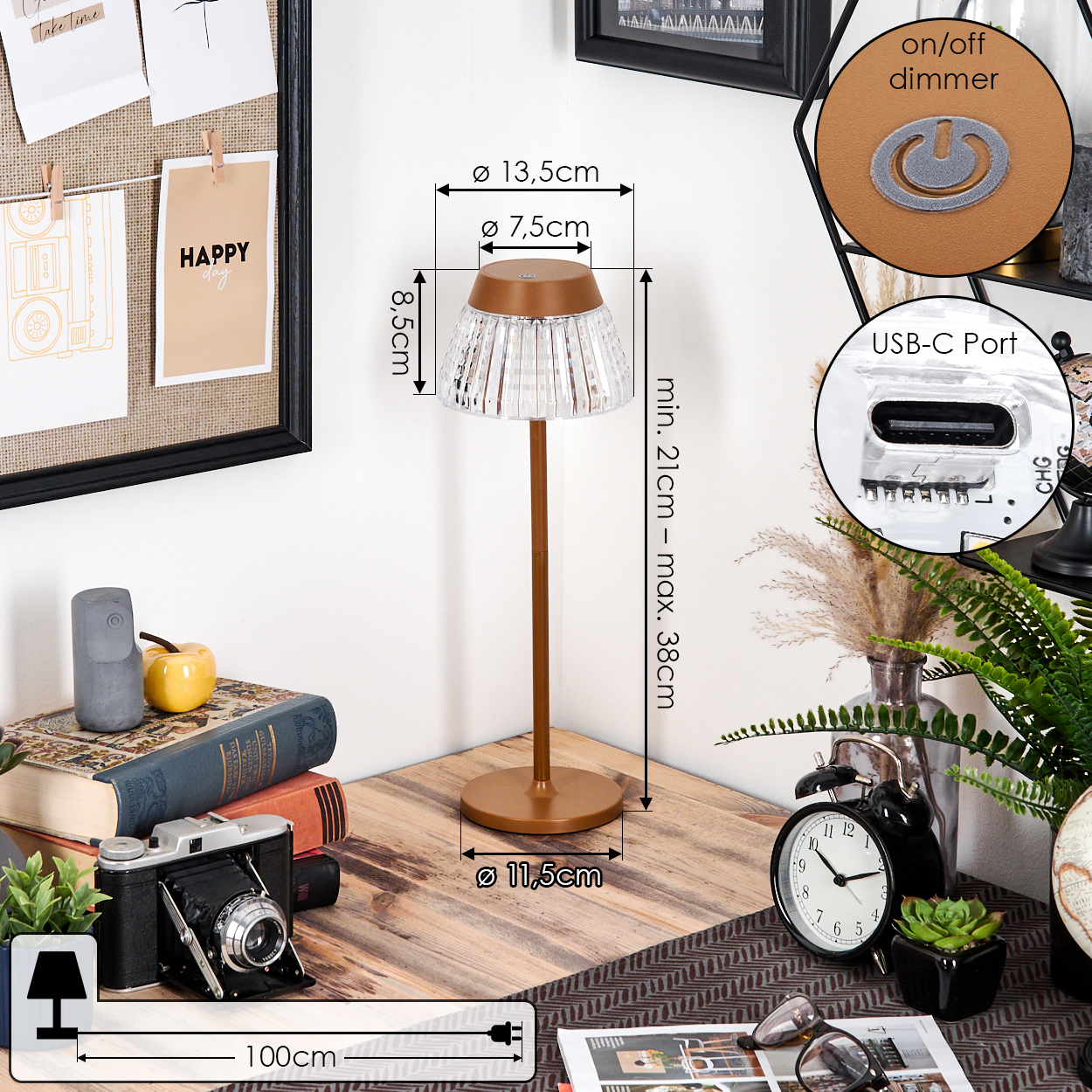 Eine Tischlampe mit braunem Fuß, klarem Lampenschirm und USB-C-Anschluss. Weitere Gegenstände sind Kamera, Bücher und Uhr.