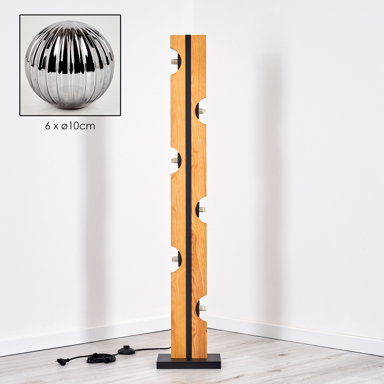 Eine moderne Stehlampe mit Holzrahmen und integrierten Lichtern. Eine dekorative silberne Kugel befindet sich in der Ecke.