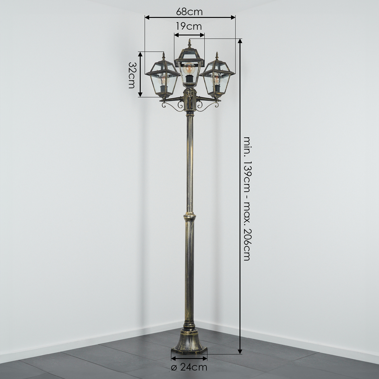 Eine dekorative Außenlampe mit drei Lichtern. Sie hat ein bronzefarbenes Finish mit Abmessungen und Maßen im Bild.