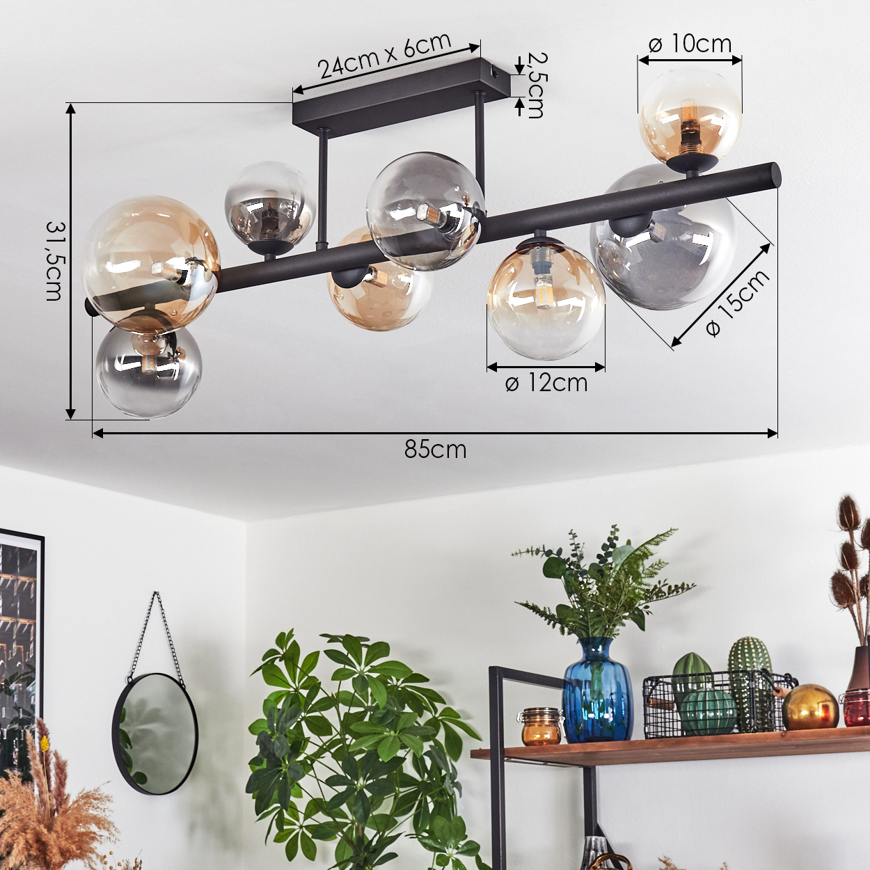 Eine moderne Deckenlampe mit Glaskugeln, Maße angegeben. Darunter ein Raum mit Pflanzen, Spiegel und Regal mit Dekoration.