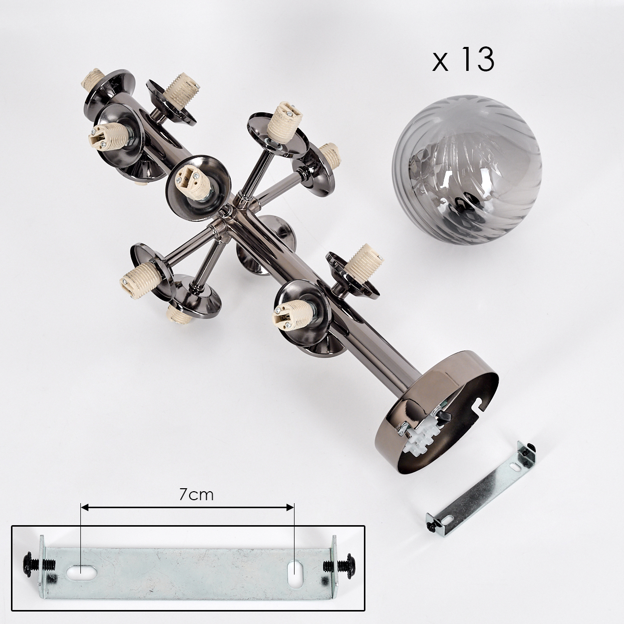 Eine zerlegte Deckenlampe mit 13 Glühbirnen, einem Metallsockel und Befestigungsmaterial. Der Sockel ist 7 cm. Der Hintergrund ist weiß.