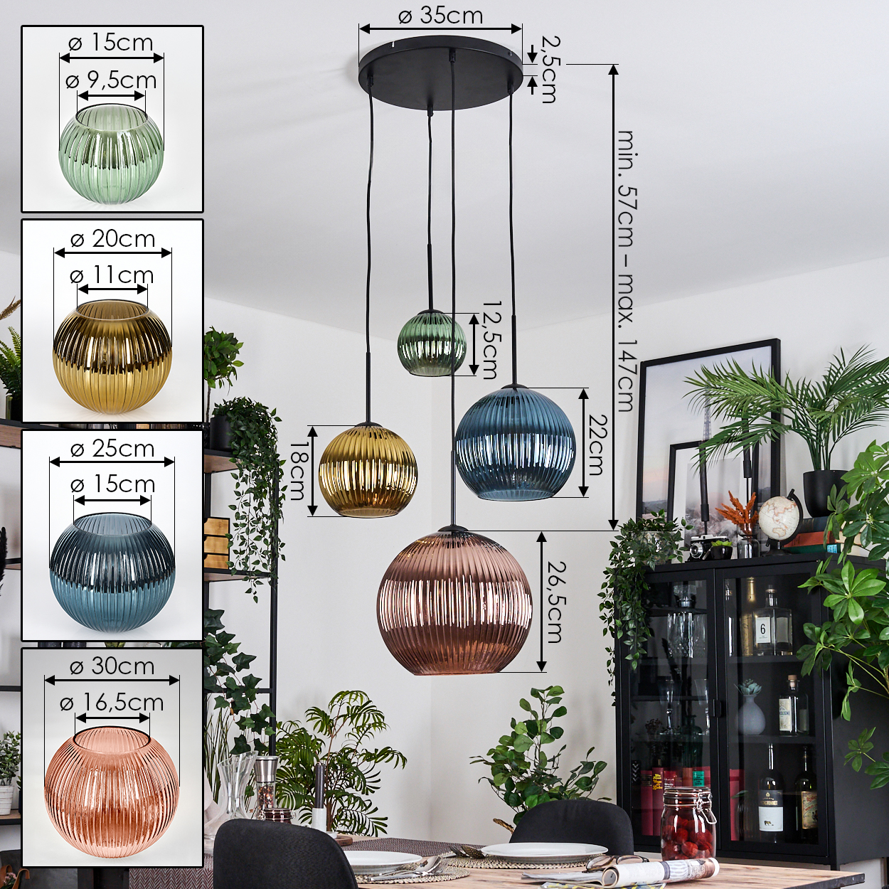 Ein Esszimmer mit Hängeleuchten. Abmessungen und Maße sind angegeben. Pflanzen und ein Schrank sind im Hintergrund.
