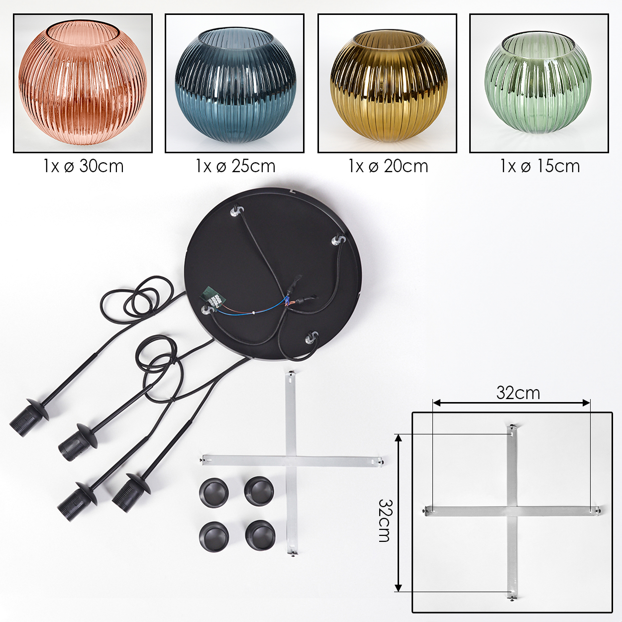 Vier Glasschalen in verschiedenen Farben: Kupfer, Blau, Gold und Grün. Teile einer Lampe: schwarze Basis, Drähte und Montagezubehör.