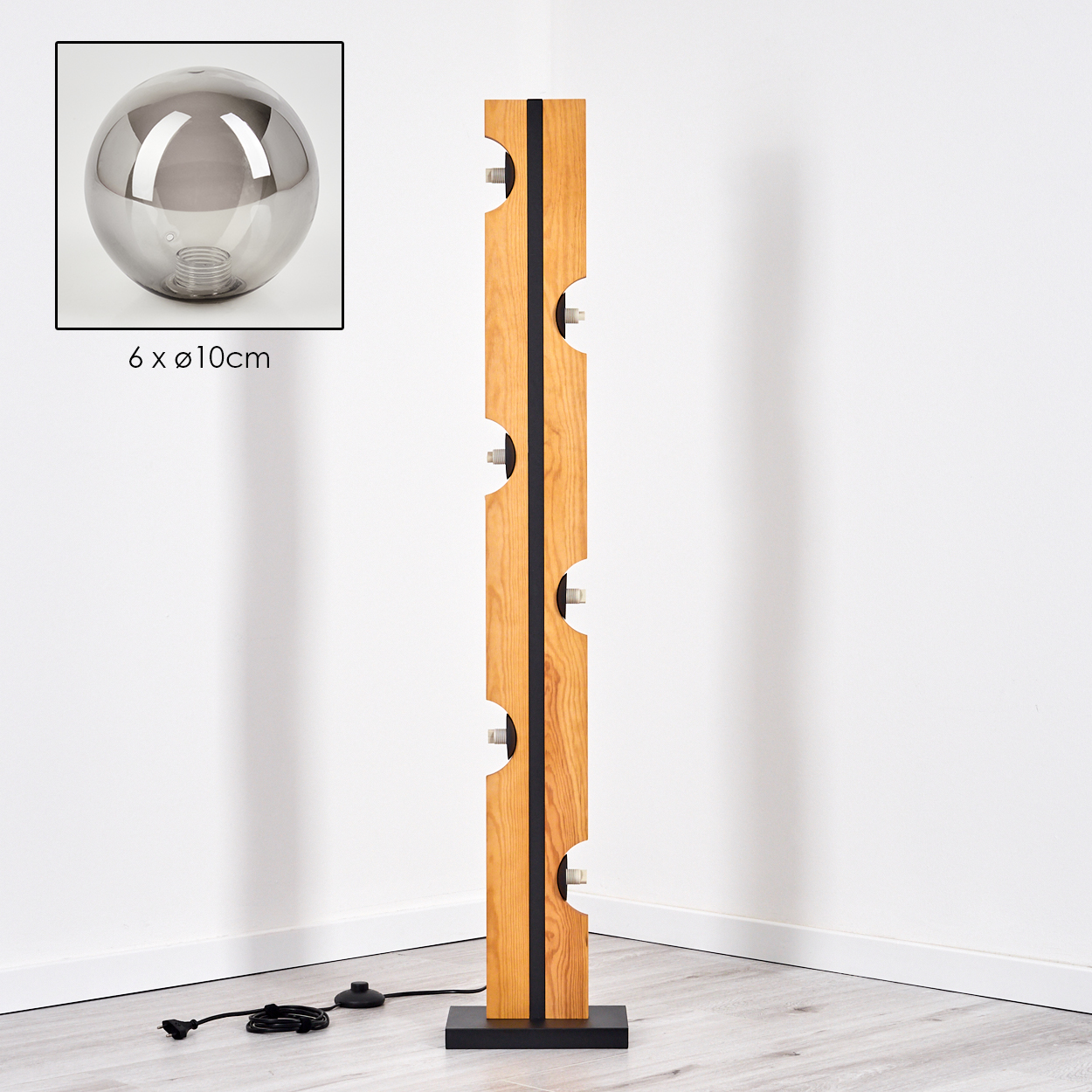 Eine moderne Stehlampe aus Holz mit sechs Lichtern. Eine graue Glühbirne wird gezeigt. Die Lampe hat einen schwarzen Fuß und ein Netzkabel.