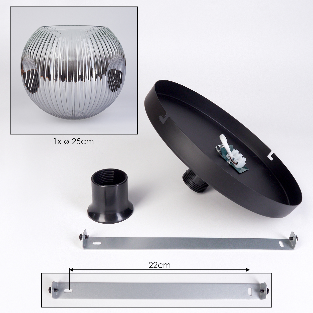Ein zerlegter Lampenbausatz. Enthält einen Glasschirm, einen schwarzen Sockel, eine Metallhalterung und eine Lampenfassung, alles auf weißem Untergrund.