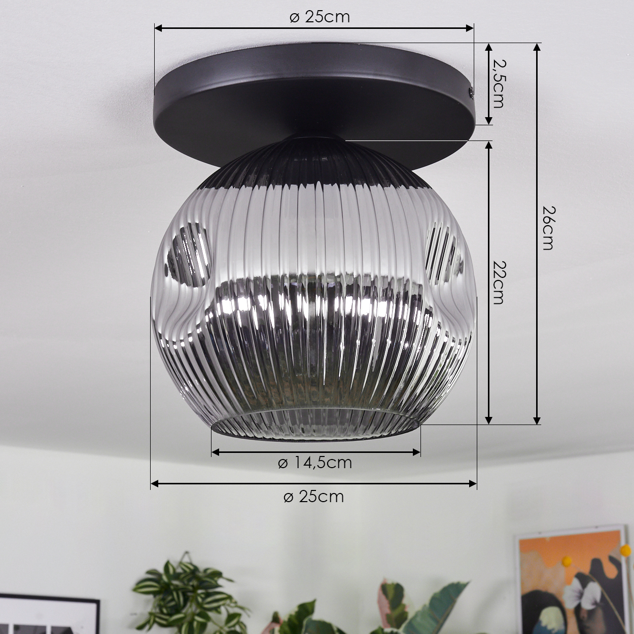 Moderne Deckenlampe mit schwarzem Sockel und geriffeltem, transparentem Glasschirm. Maße sind auf dem Bild angegeben.