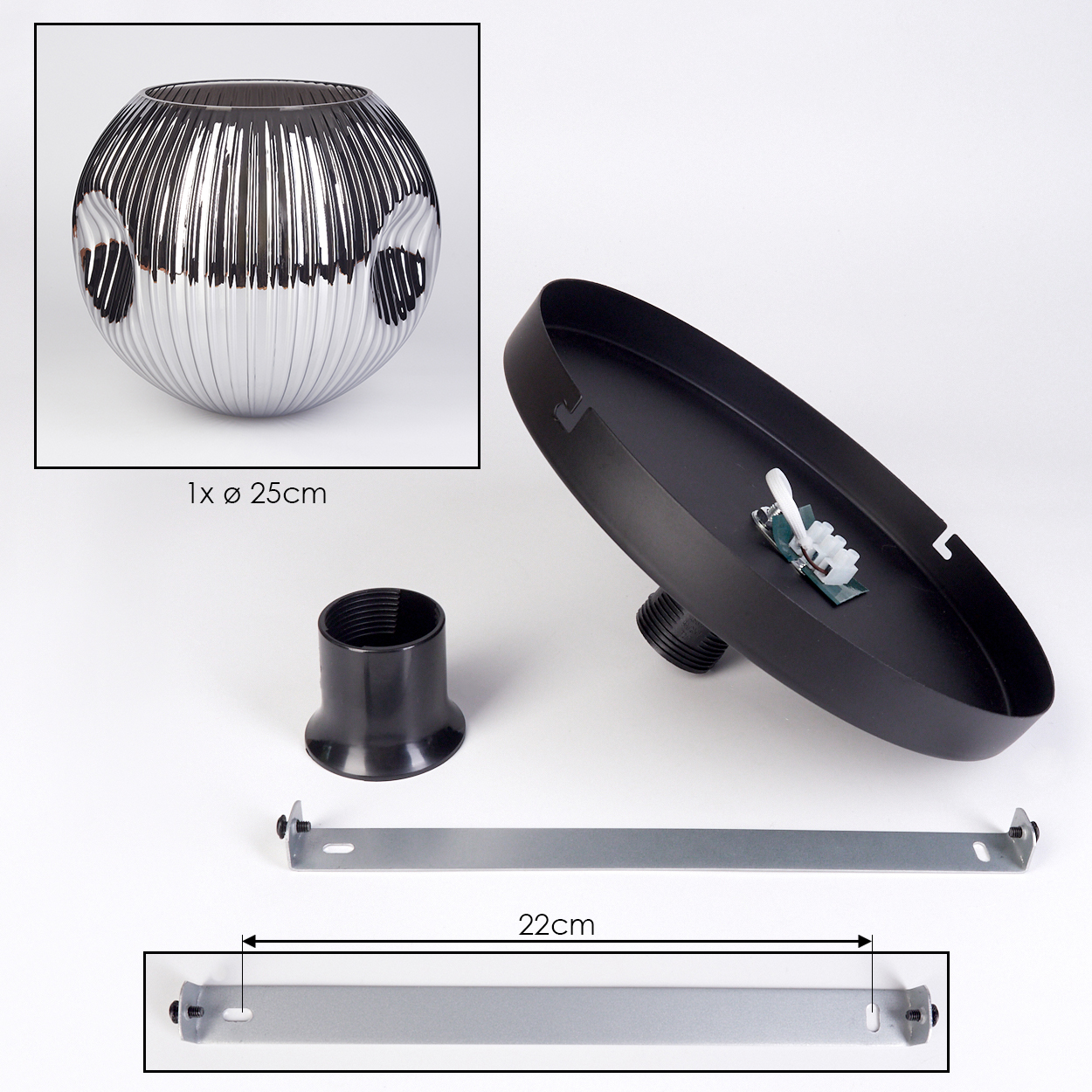 Eine zerlegte Lampe. Zu den Komponenten gehören eine silberne, gerippte Glaskugel, ein schwarzer kreisförmiger Sockel, eine schwarze Fassung und eine silberne Metallhalterung.