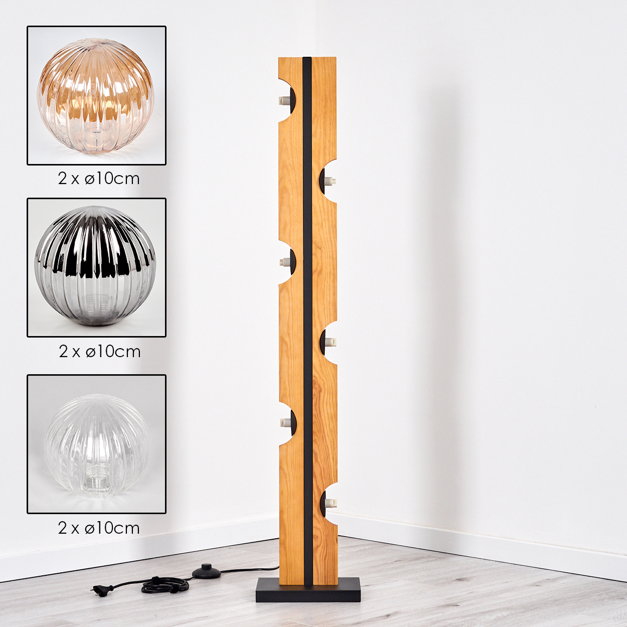 Eine moderne Stehlampe aus Holz mit drei Glaskugellampen an der Seite. Links sind drei verschiedene Kugeloptionen abgebildet.