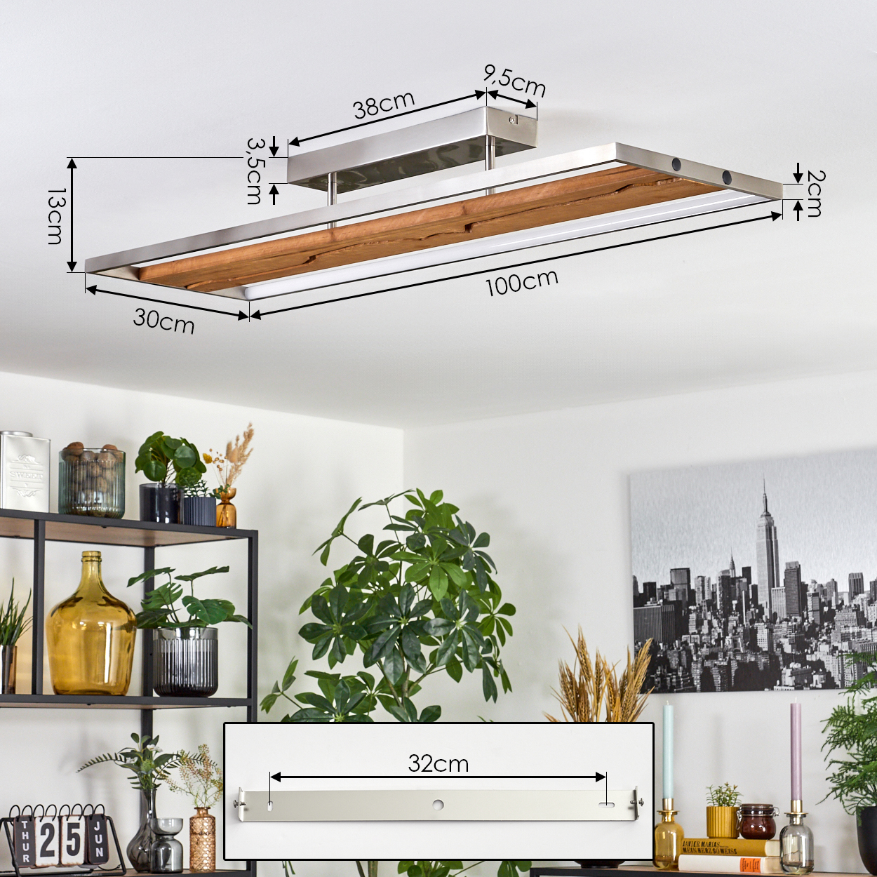 Eine moderne Deckenlampe mit Holz- und Metallelementen. Der Raum hat Pflanzen, Regale und ein Stadtbildgemälde an der Wand.