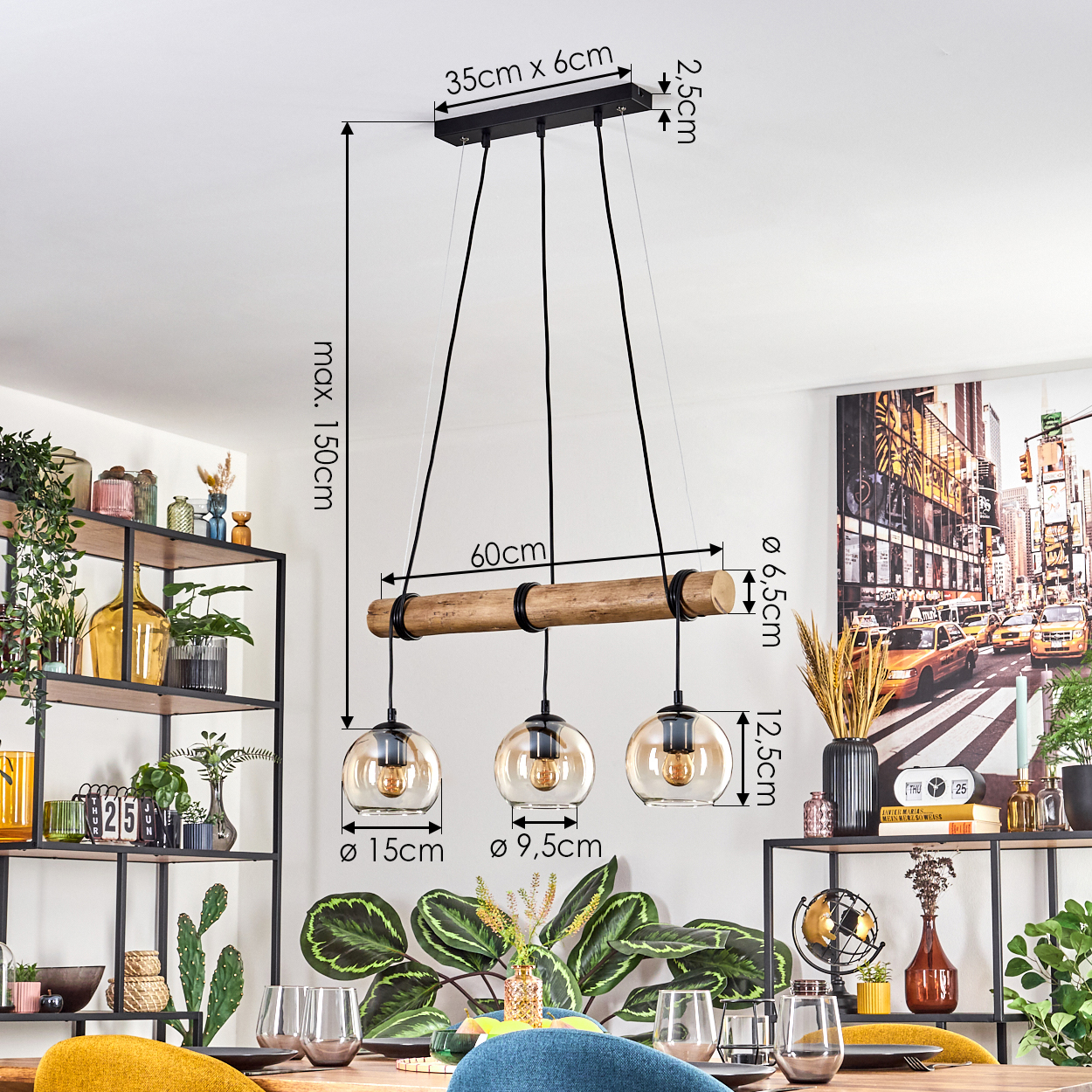 Ein modernes Esszimmer mit einem Holzbalken-Kronleuchter. Drei Glaskugelleuchten hängen über einem Tisch. Pflanzen und Kunstwerke sind zu sehen.