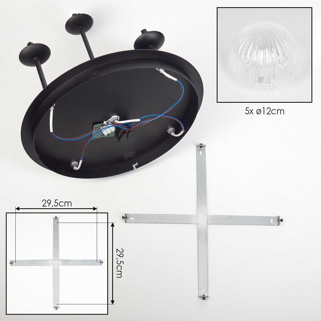 Zerlegte Deckenlampe. Komponenten umfassen eine schwarze Basis, drei schwarze Stäbe, eine Glaskugel und Metallhalterungen.