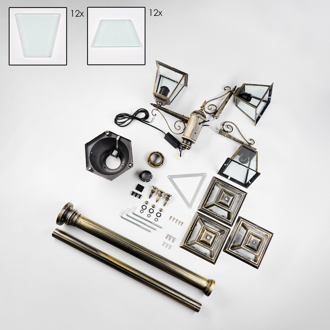 Zerlegte Teile einer Außenlampe auf weißem Hintergrund: Glasscheiben, Lampenköpfe, Pfostenabschnitte, Hardware.