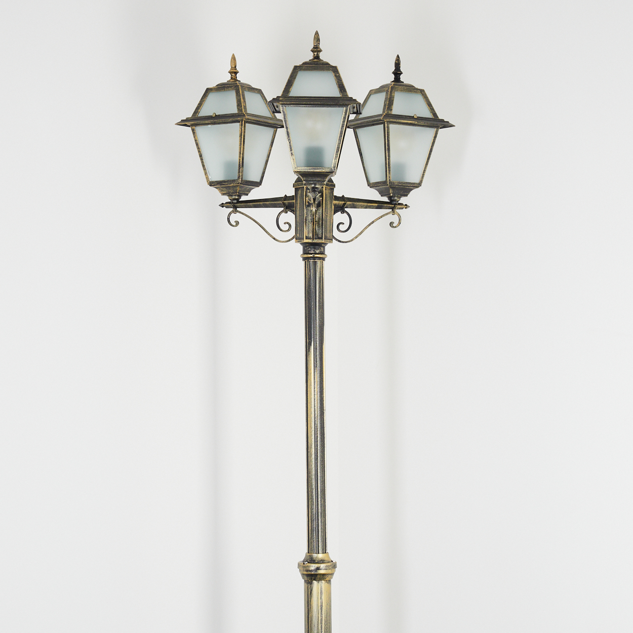 Eine dekorative Außenlampe mit drei Schirmen aus Milchglas. Die Laterne ist dunkelbronze, vor schlichtem weißem Hintergrund.