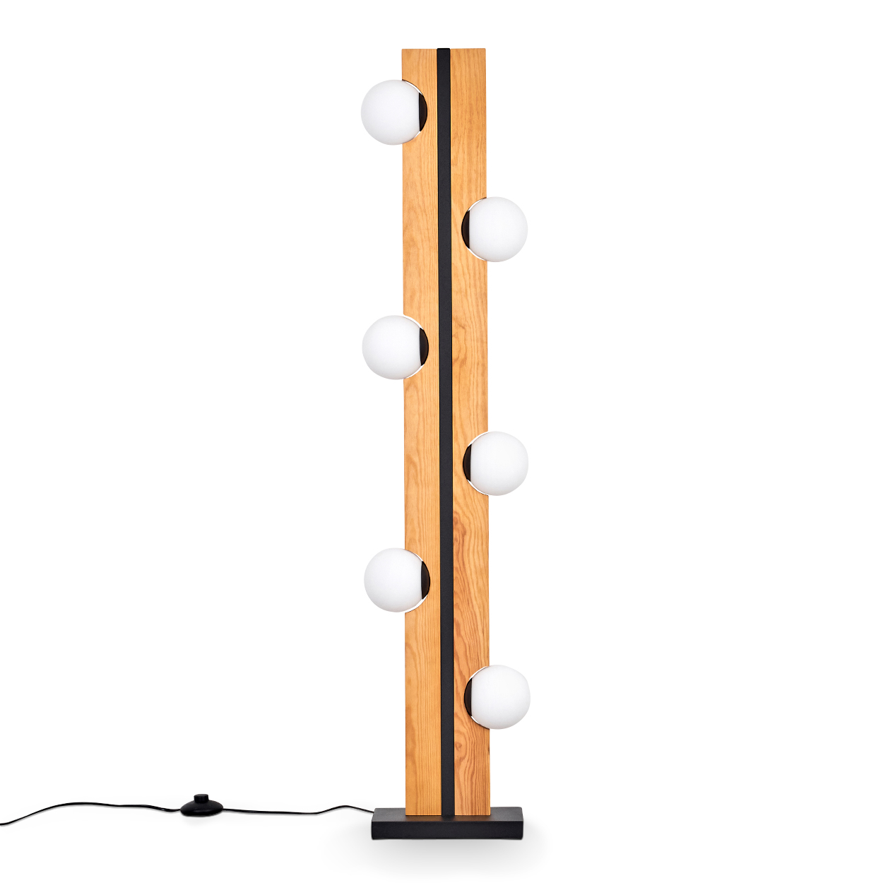 Eine moderne Stehlampe mit Holzrahmen und sechs weißen Kugelleuchten. Ein schwarzer Streifen verläuft durch die Mitte.