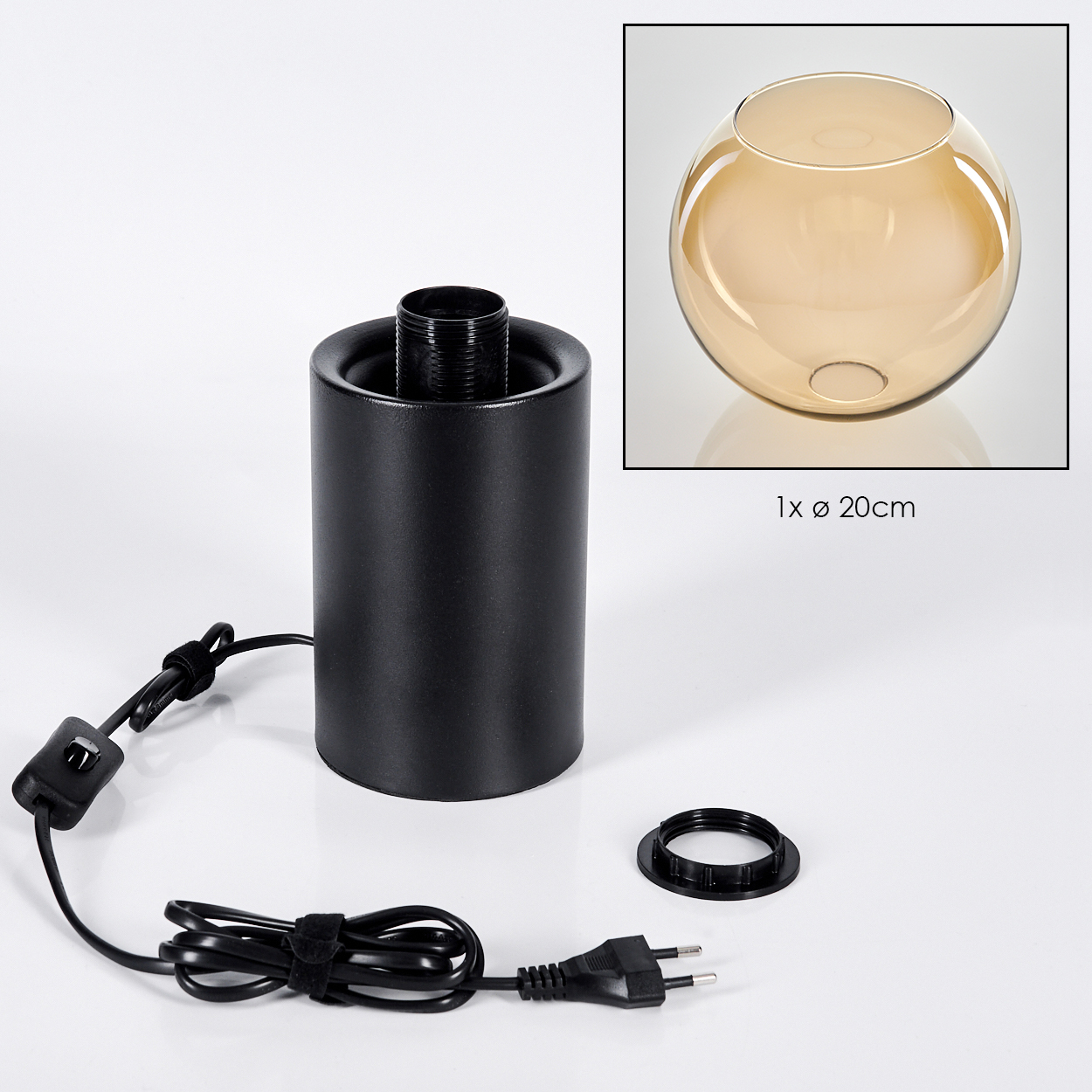 Ein schwarzer Lampensockel, ein Glasschirm und ein Netzkabel mit Stecker liegen auf einer weißen Oberfläche.