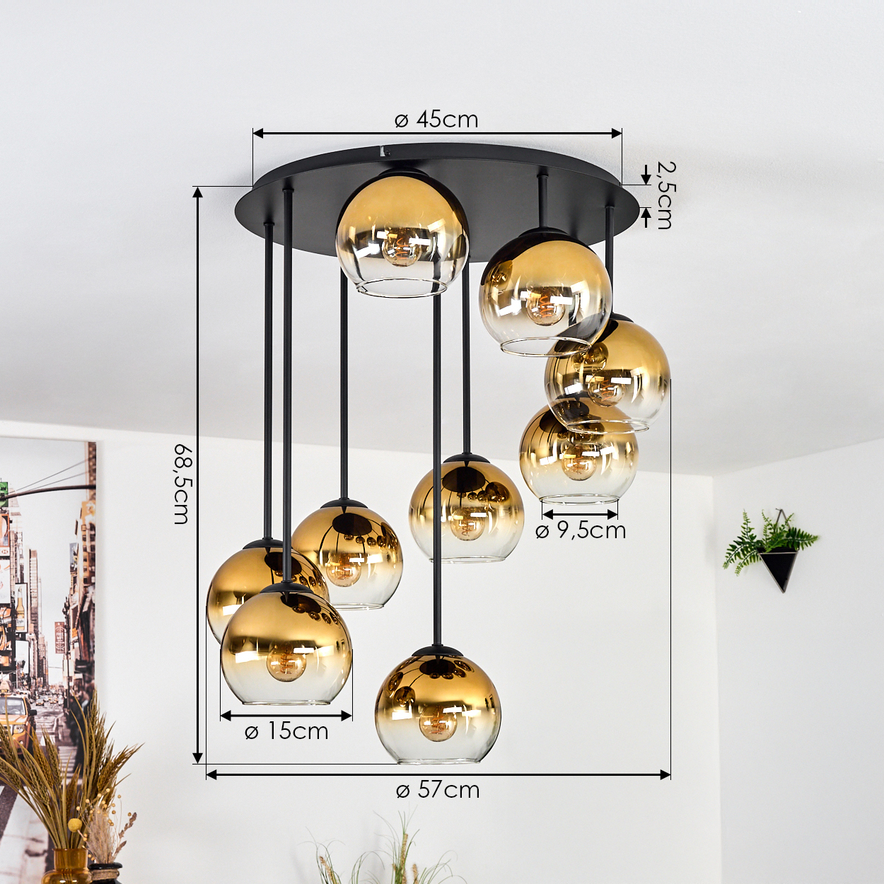 Eine moderne Deckenleuchte mit mehreren goldfarbenen kugelförmigen Lampen hängt von einer schwarzen Deckenplatte. Abmessungen sind angegeben.