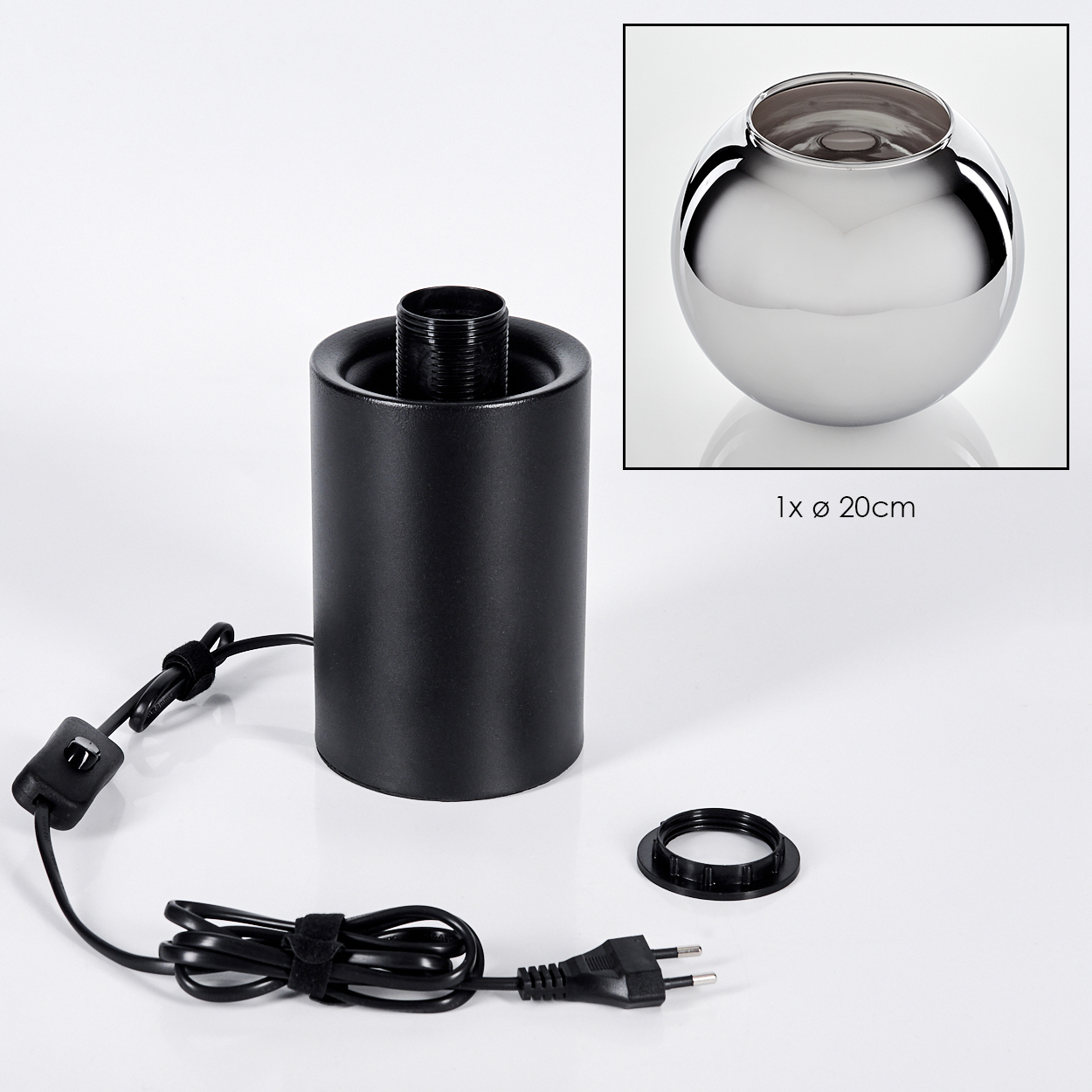 Ein schwarzer Lampensockel mit Netzkabel, Stecker und einem abgenommenen Ring. Eine Chromkugel befindet sich oben rechts.