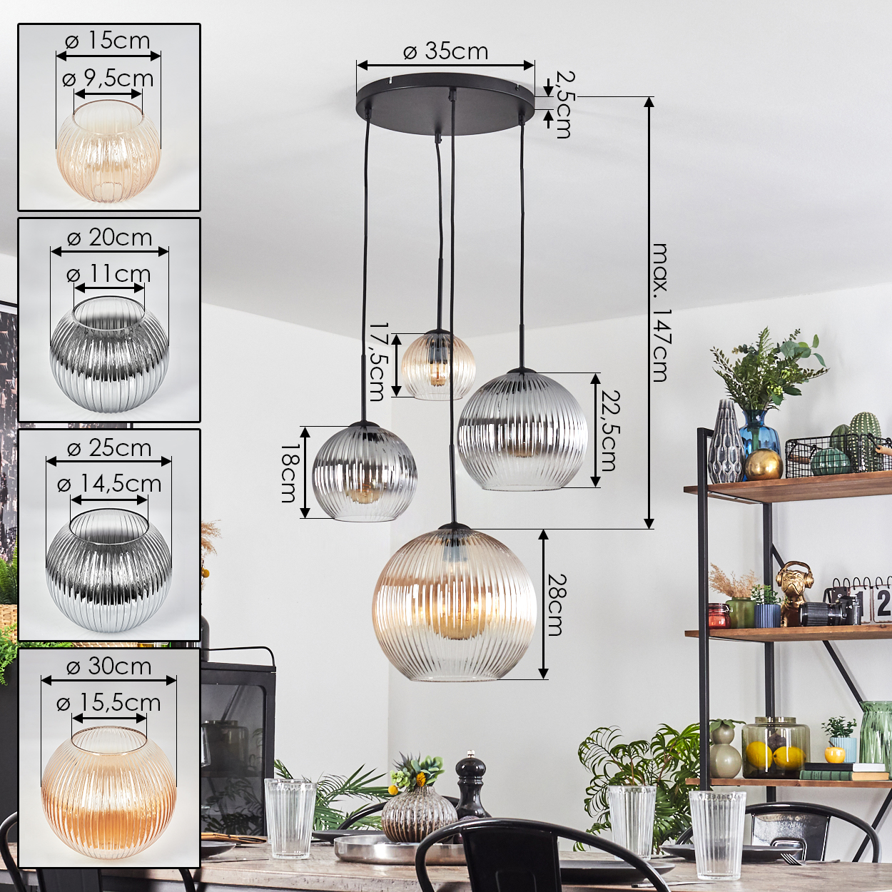 Eine Hängelampe mit drei Glasschirmen. Abmessungen sind angegeben. Im Hintergrund ein Regal mit Pflanzen, Vasen und einem Kalender.