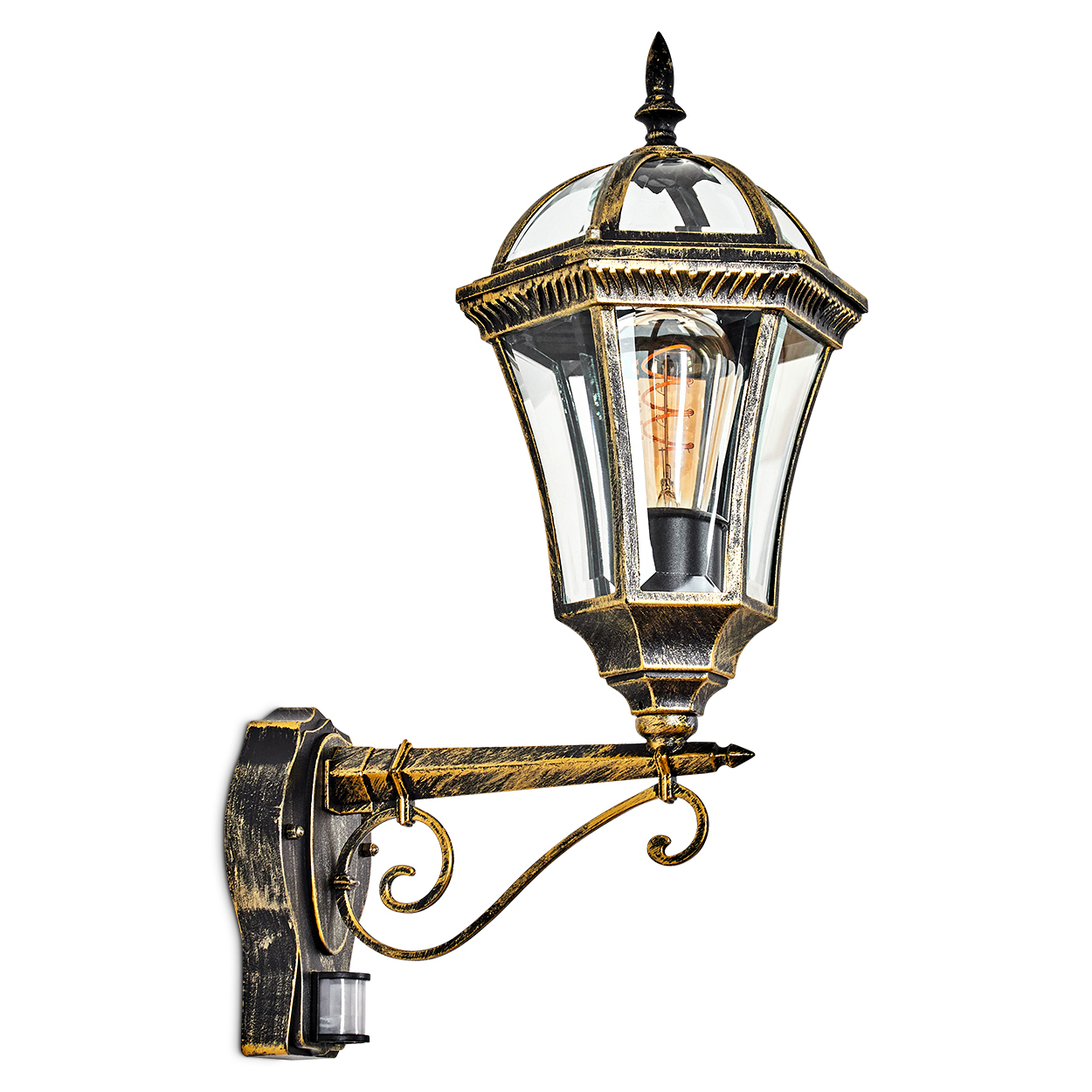 Eine verzierte, wandmontierte Außenlampe mit Glasgehäuse und dekorativer, gealterter Goldoberfläche. Ein Bewegungssensor ist sichtbar.