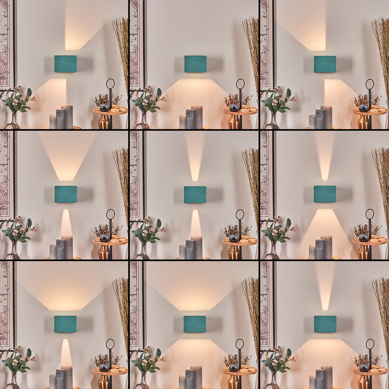 Eine teal Wandlampe scheint nach unten. Darunter befinden sich Kerzen, Blumen und Dekorationen. Die Wand ist hell, mit Kartenkunst.