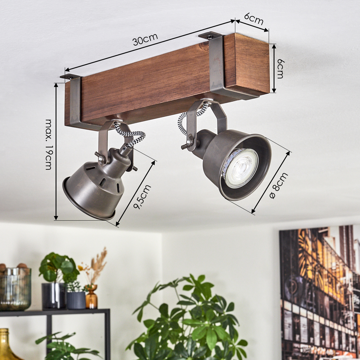 Deckenstrahler mit zwei Lampen. Der Strahler ist an einem Holzbalken befestigt. Abmessungen sind auf dem Bild angegeben.