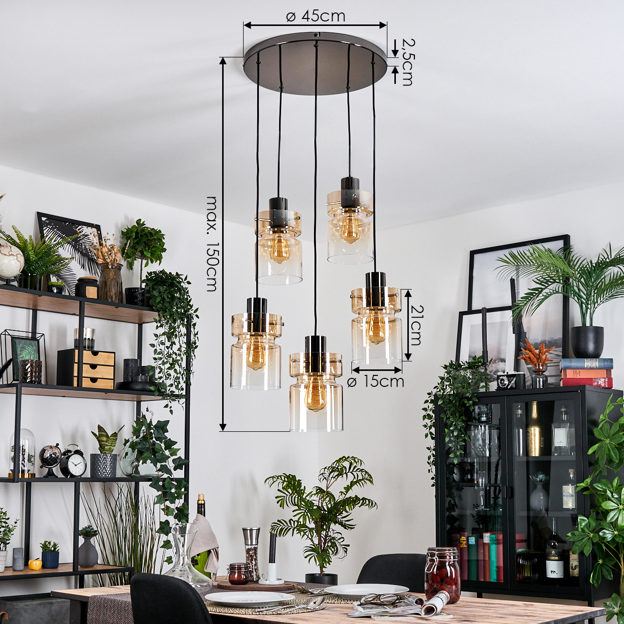 Ein Esszimmer mit Hängelampe, Tisch und Regalen mit Pflanzen und Dekoration. Die Lampe hat fünf Lichter mit Glasschirmen.