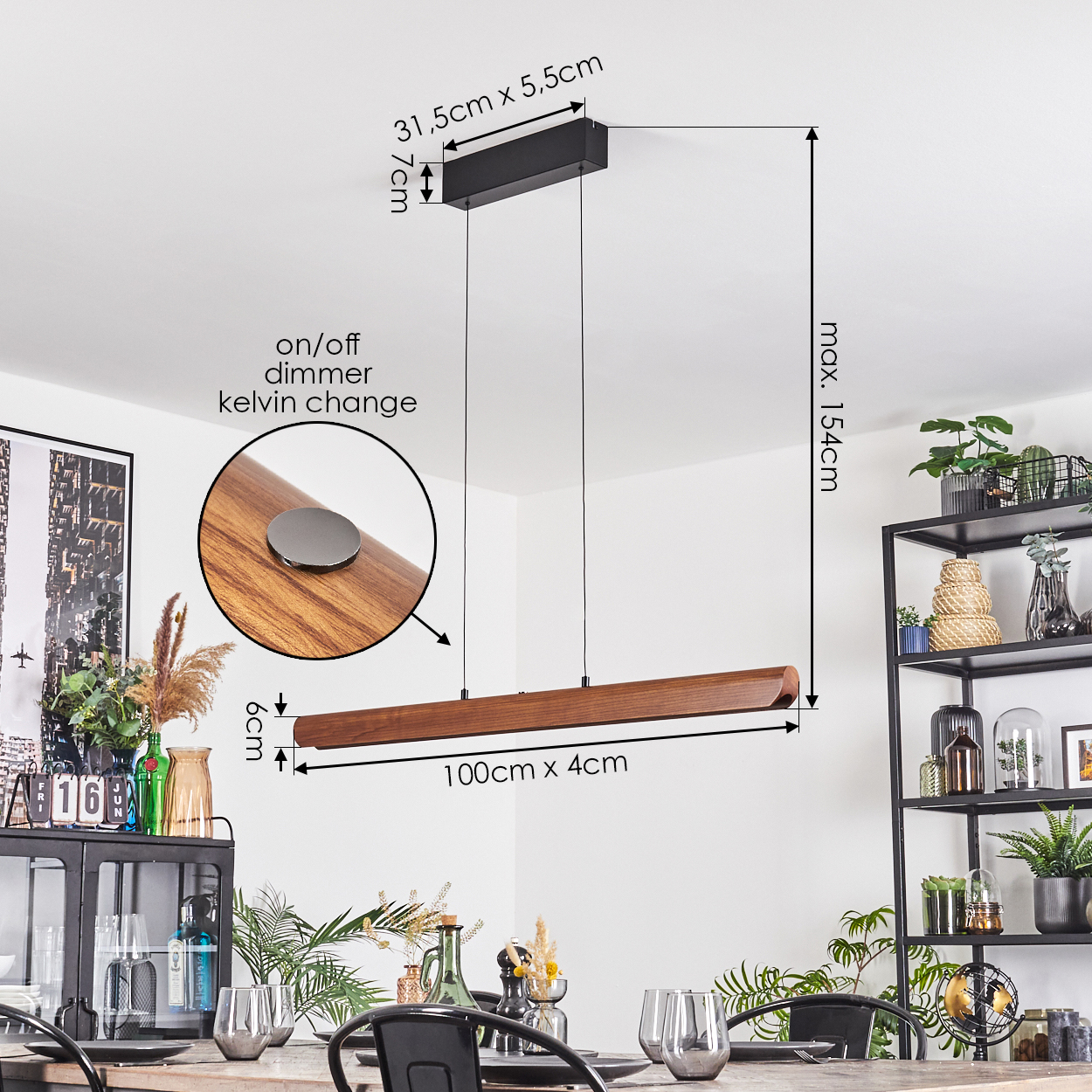 Moderne Holz-Pendelleuchte mit Maßangaben. Esstisch mit Gläsern und Pflanzen im Vordergrund, Regale mit Pflanzen im Hintergrund.