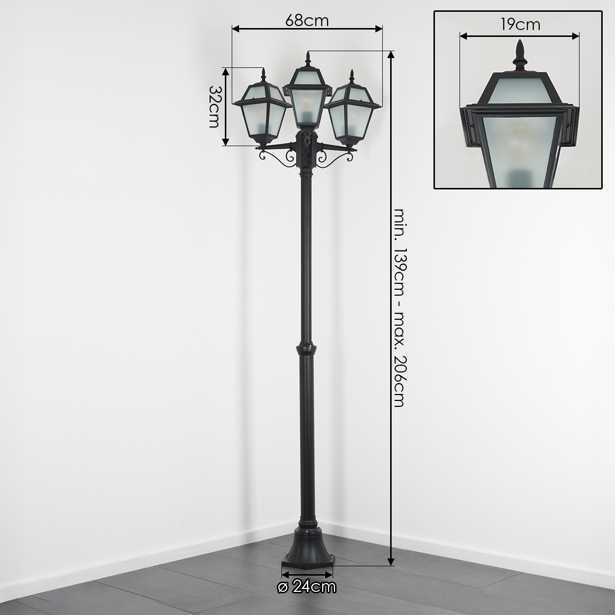 Schwarze Außenlaterne mit drei Lampen. Abmessungen für Höhe und Breite sind angegeben. Sie steht in einer Ecke.