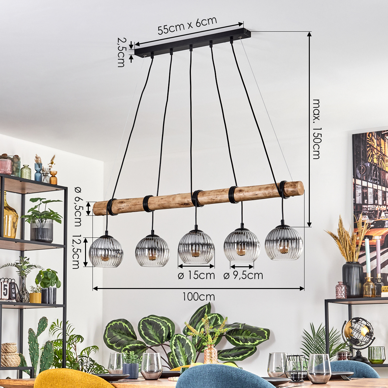 Eine moderne Hängelampe mit fünf Glaslampen hängt über einem Esstisch. Abmessungen sind mit schwarzen Linien und Text angegeben.
