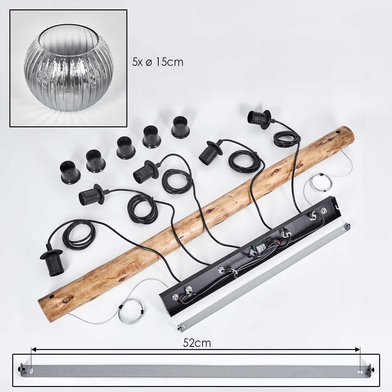 Ein zerlegtes Lampen-Set: ein Glasschirm, ein Holzbalken, Drähte, Lampenfassungen, ein Metallrahmen und weitere Komponenten.