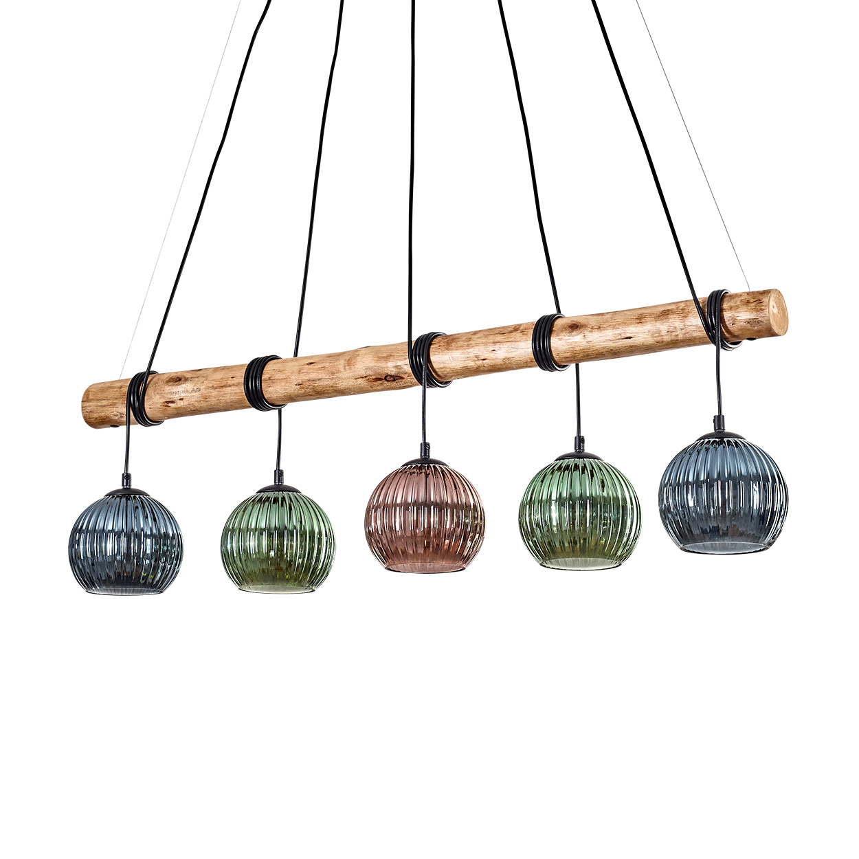 Eine moderne Hängeleuchte mit fünf Glaskugelschirmen in verschiedenen Farben, die an einem Holzbalken hängen. Schwarze Schnüre halten die Lampen.