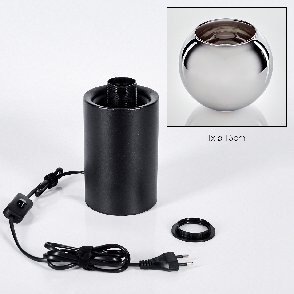 Ein schwarzer Lampensockel mit Netzkabel, Stecker und einem abgenommenen Ring. Eine Chromkugellampe ist in der Ecke.