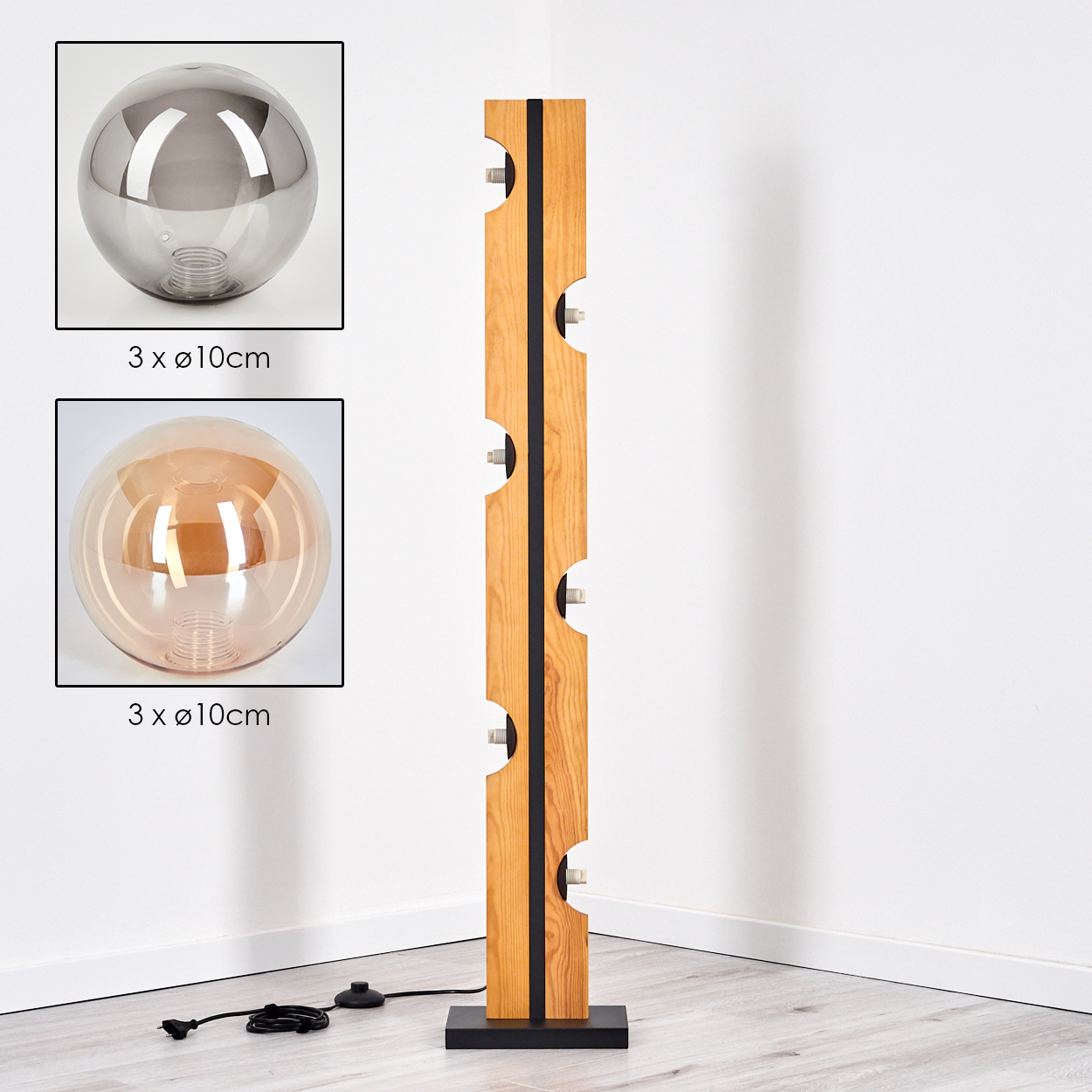 Eine moderne Stehlampe mit Holzrahmen und kugelförmigen Glaskolben. Zwei Glühbirnen sind im Bild gezeigt. Die Lampe hat einen schwarzen Fuß.