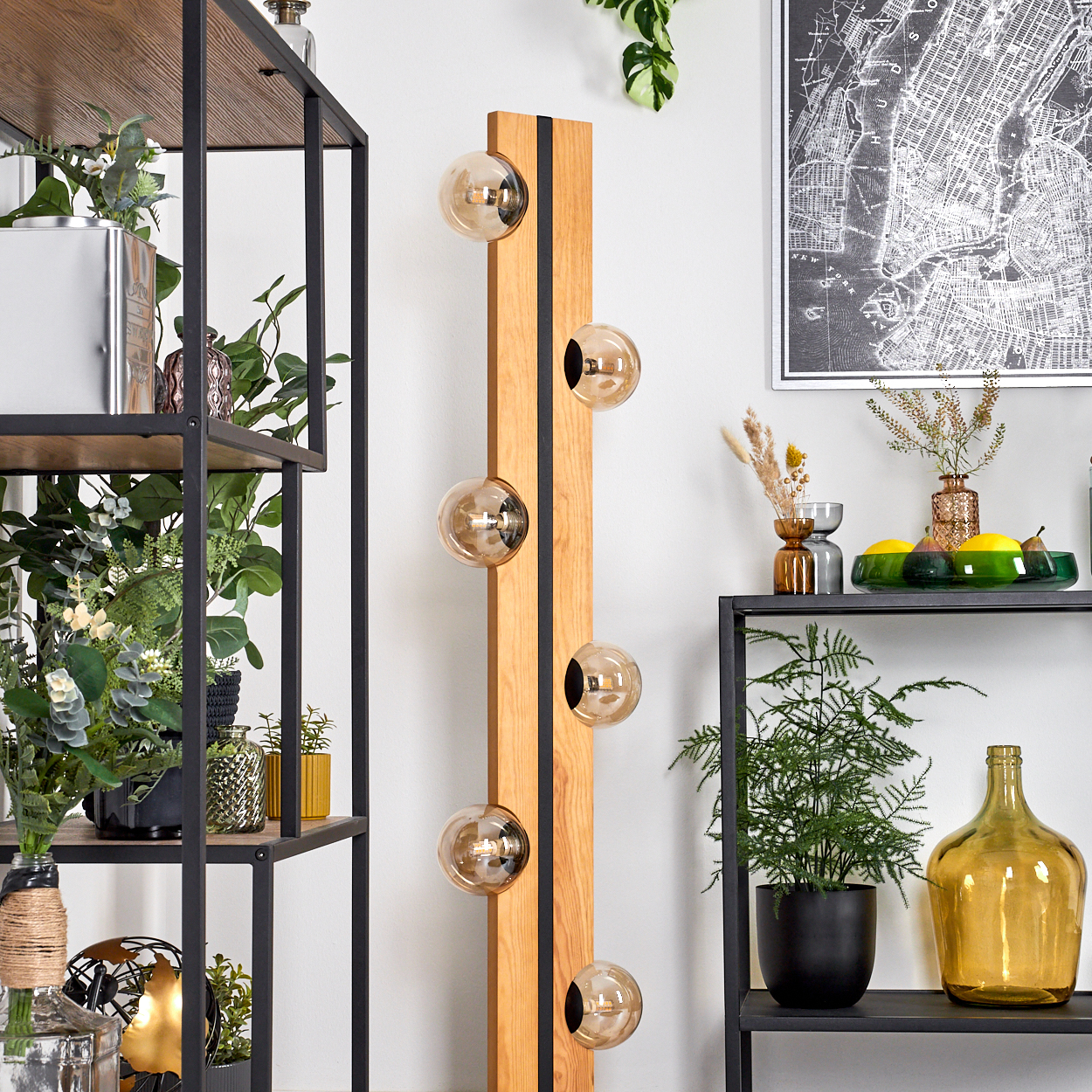 Ein modernes Interieur mit einer Holzlampe, Regalen mit Pflanzen und einer Karte an der Wand. Verschiedene Dekorationsartikel sind vorhanden.