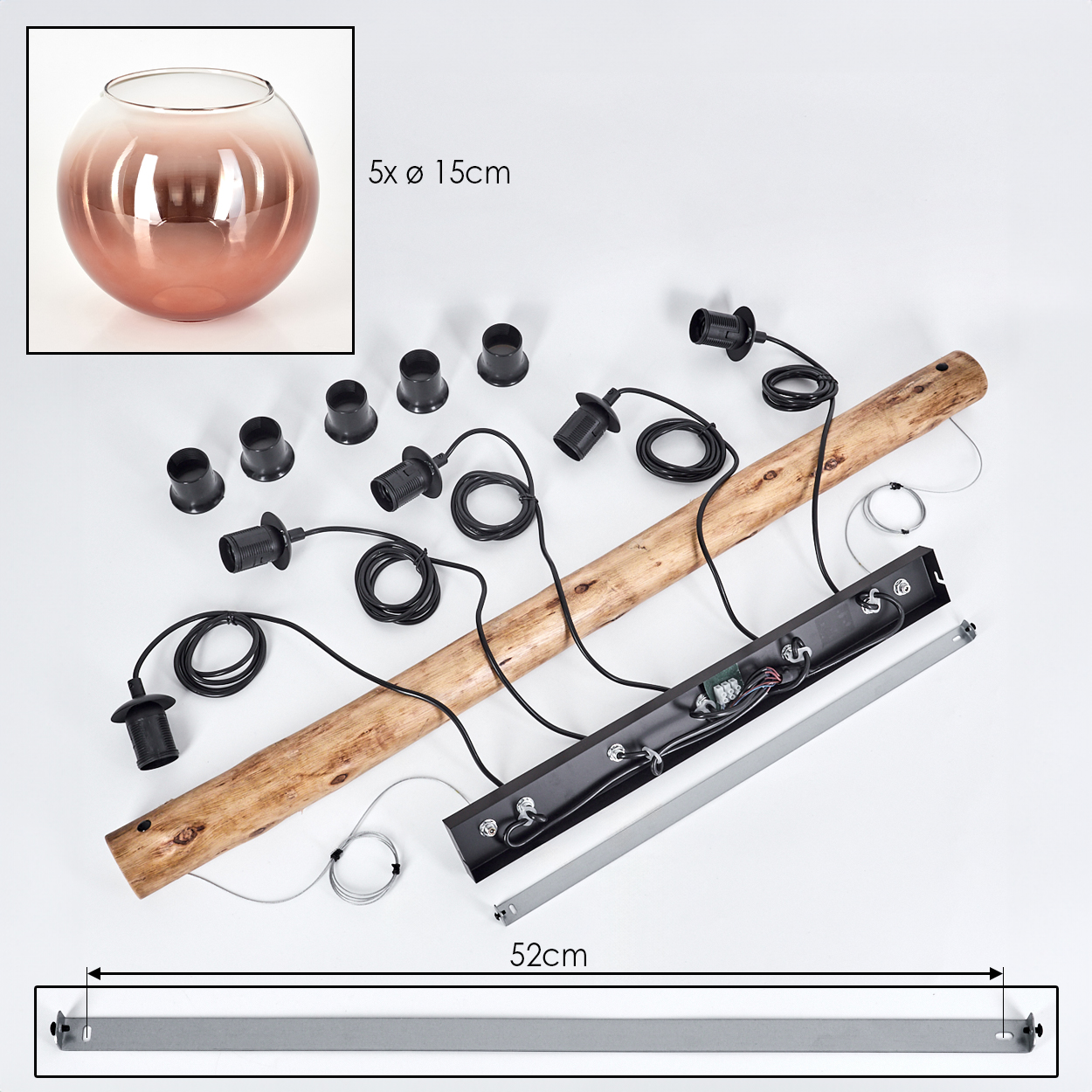 Eine zerlegte Lampe mit Holzbalken, schwarzen Lampenfassungen, einer Glasschale und Metallteilen auf weißem Untergrund.