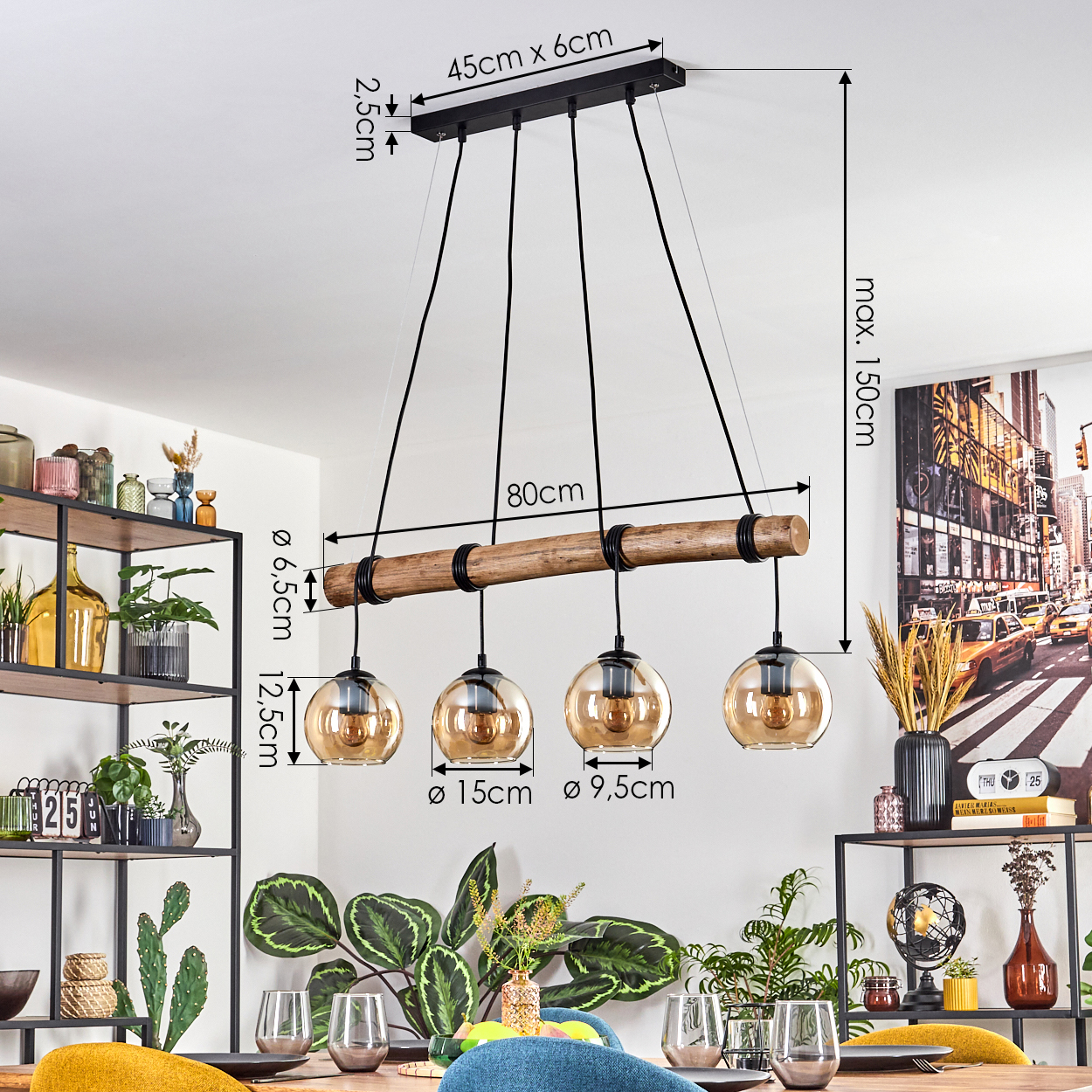 Eine moderne Hängelampe mit vier Glaskugelleuchten, Holz- und Metallarmaturen. Abmessungen sind angegeben. Im Hintergrund ist eine Stadtszene zu sehen.
