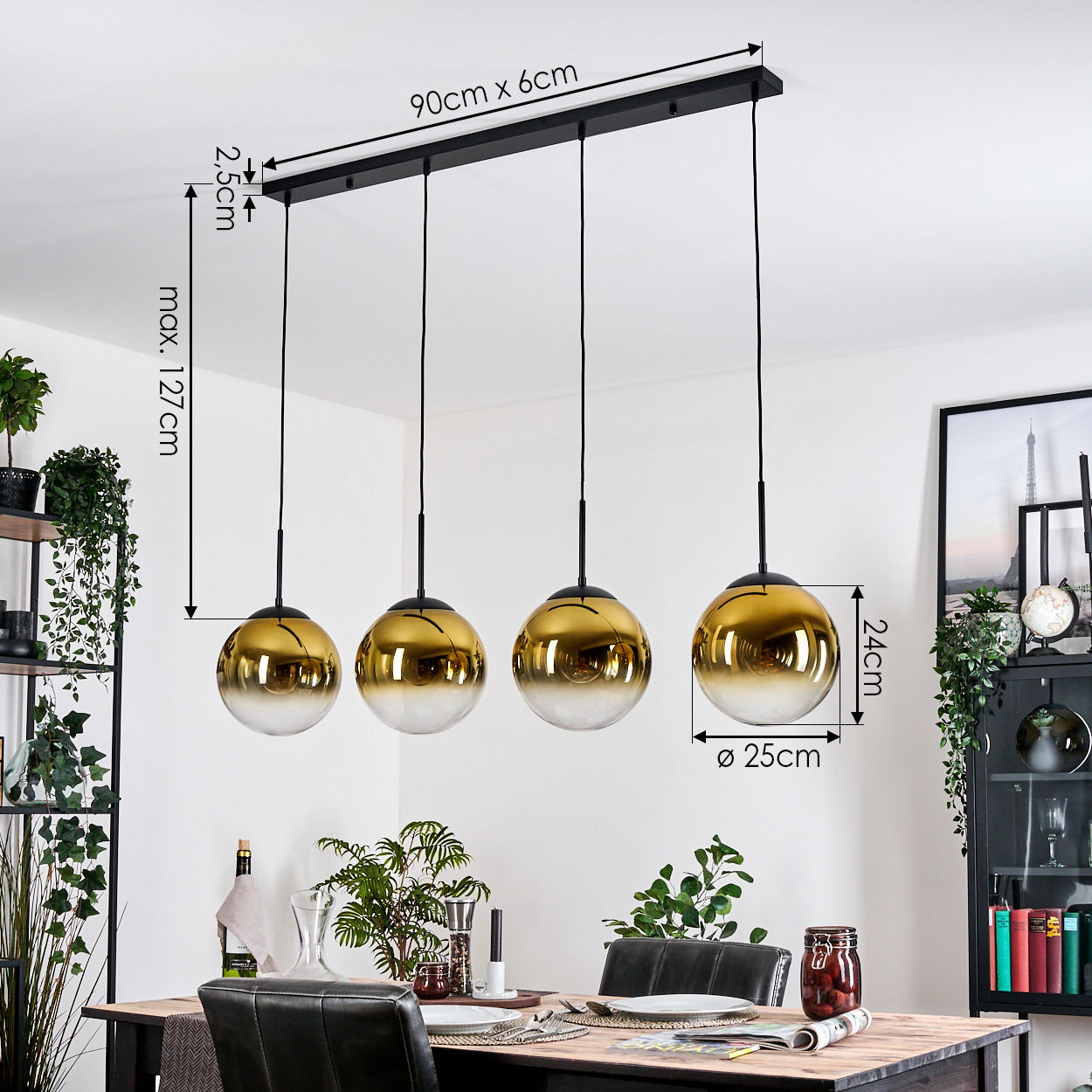 Ein Esszimmer mit Tisch, Stühlen und einer Hängeleuchte mit vier goldenen Kugelleuchten.