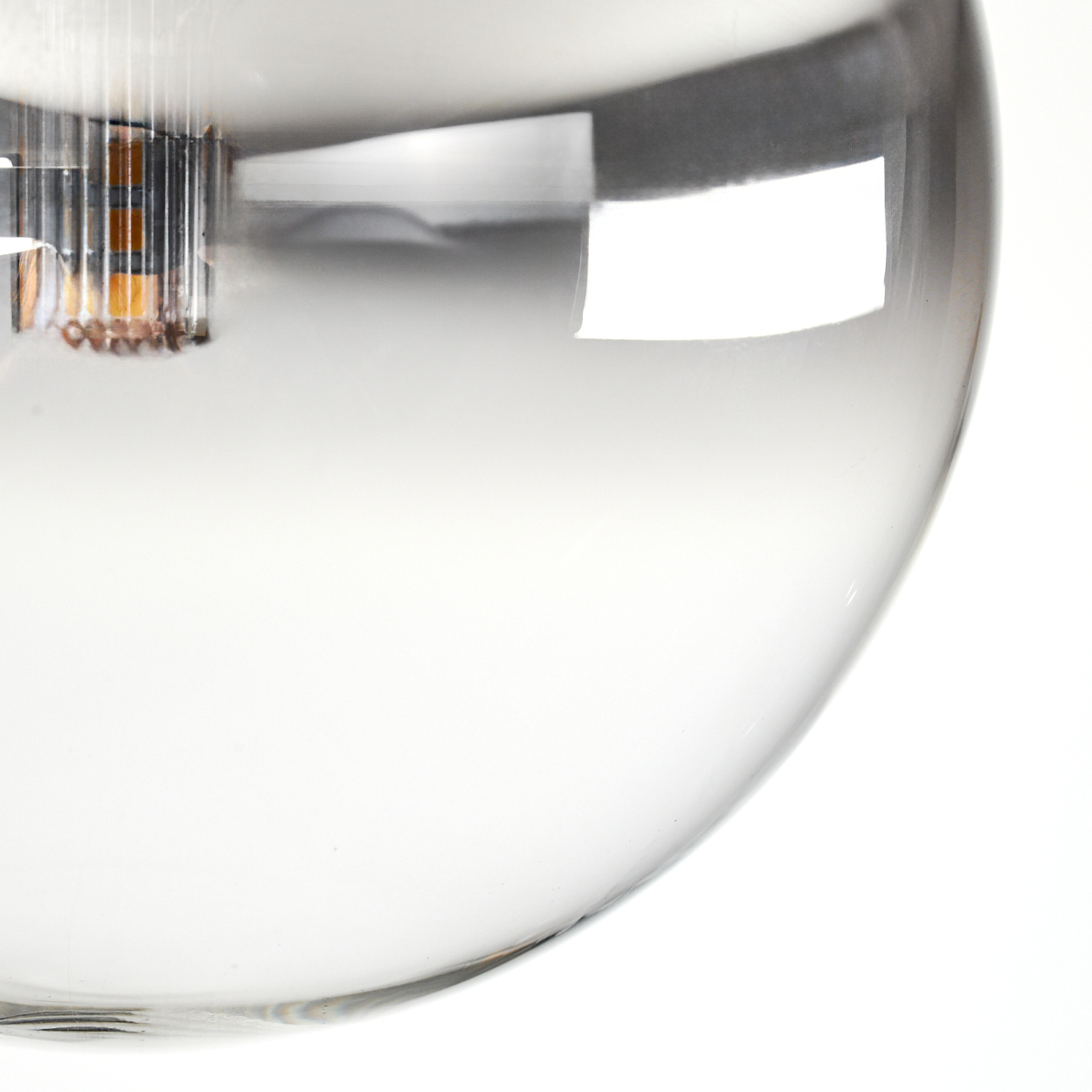 Nahaufnahme einer Glaskugel, teilweise im Bild. Metallische Halterung mit Drähten oben. Weißer Hintergrund. Licht reflektiert auf dem Glas.
