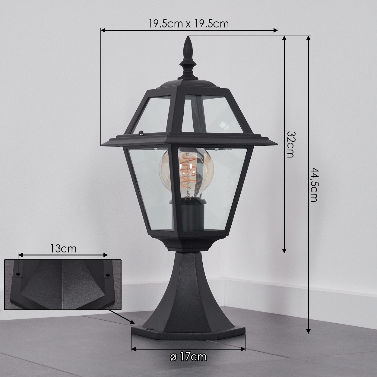 Schwarze Außenlaterne mit Glasscheiben. Sie hat eine Glühbirne und steht auf einem quadratischen Sockel. Abmessungen sind angegeben.