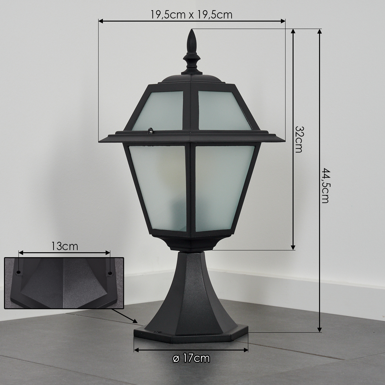 Schwarze Außenlampe. Achteckige, mattierte Glasscheiben, steht auf einem Sockel. Maße sind angegeben.