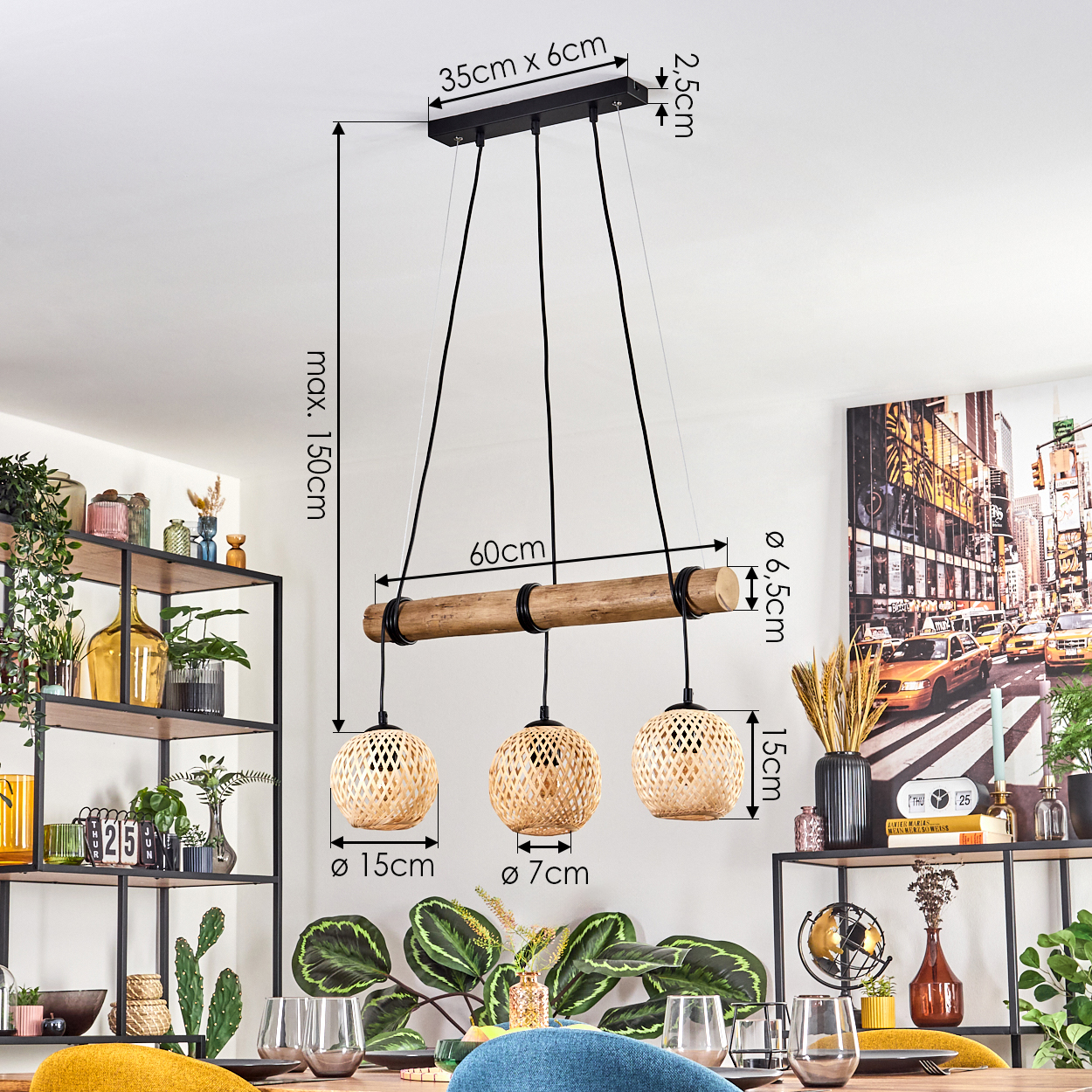 Ein modernes Esszimmer mit einem Holzbalken-Kronleuchter mit drei gewebten Lampen. Pflanzen und ein Stadtbild-Kunstwerk sind ebenfalls sichtbar.