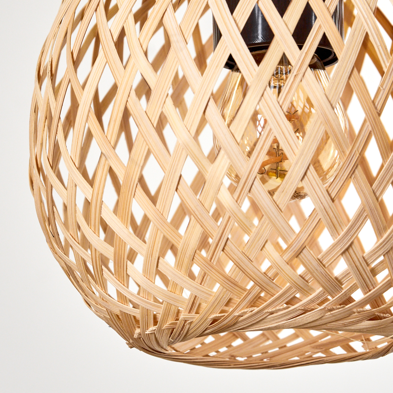 Ein gewebter Bambus-Lampenschirm mit einer freiliegenden Glühbirne. Der Schirm hat eine kugelförmige Form mit hellem Holzfinish.