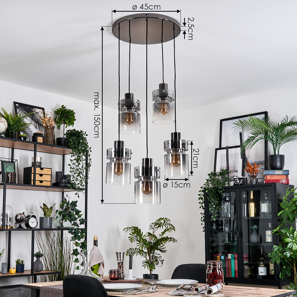 Ein modernes Esszimmer mit Hängelampe, Esstisch, Pflanzen und einem schwarzen Schrank mit Dekoration. Abmessungen sind ebenfalls angegeben.