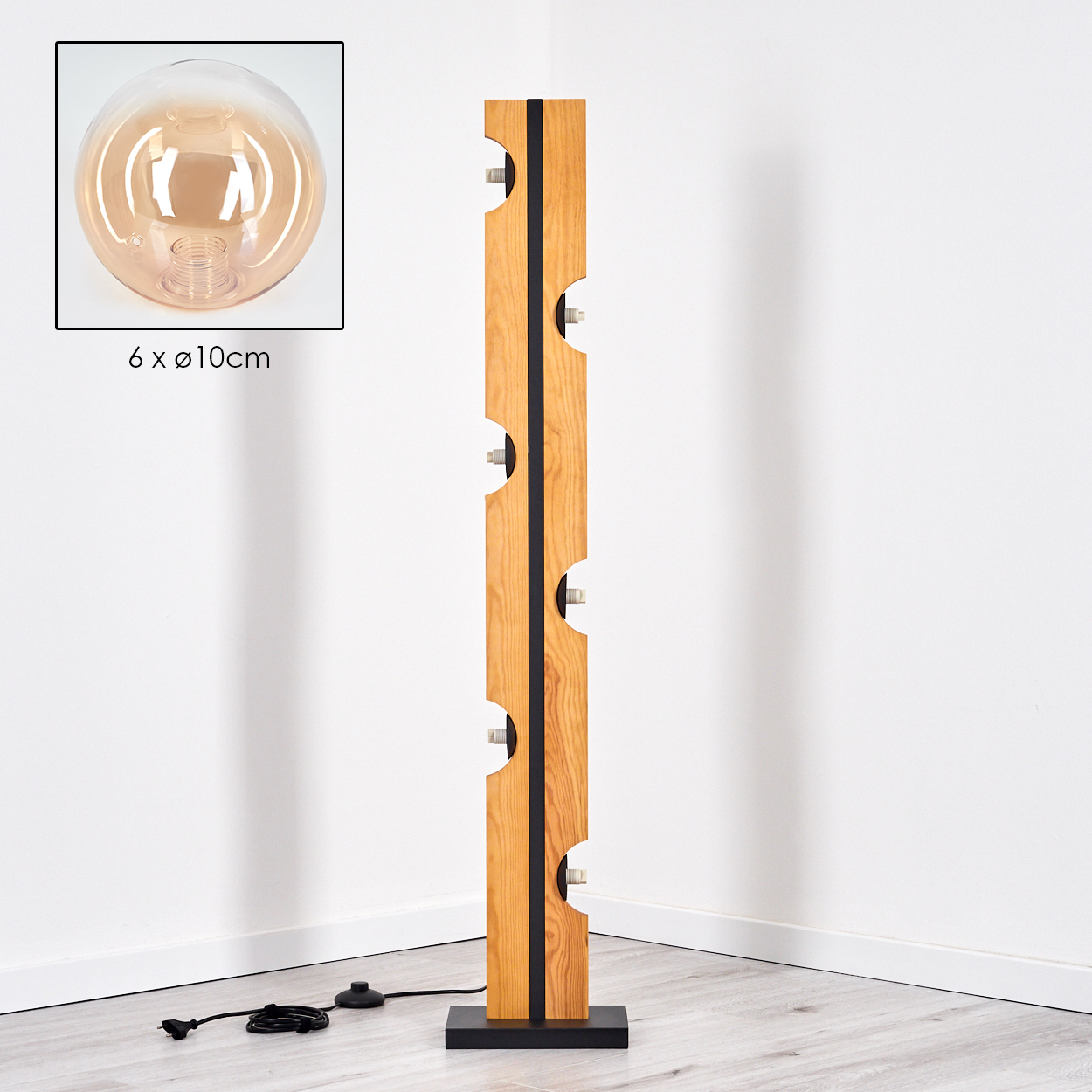 Eine Holz-Stehlampe mit sechs Glühbirnen. Die Lampe ist braun mit schwarzen Akzenten. Eine einzelne Glühbirne befindet sich in der Ecke. Der Hintergrund ist weiß.
