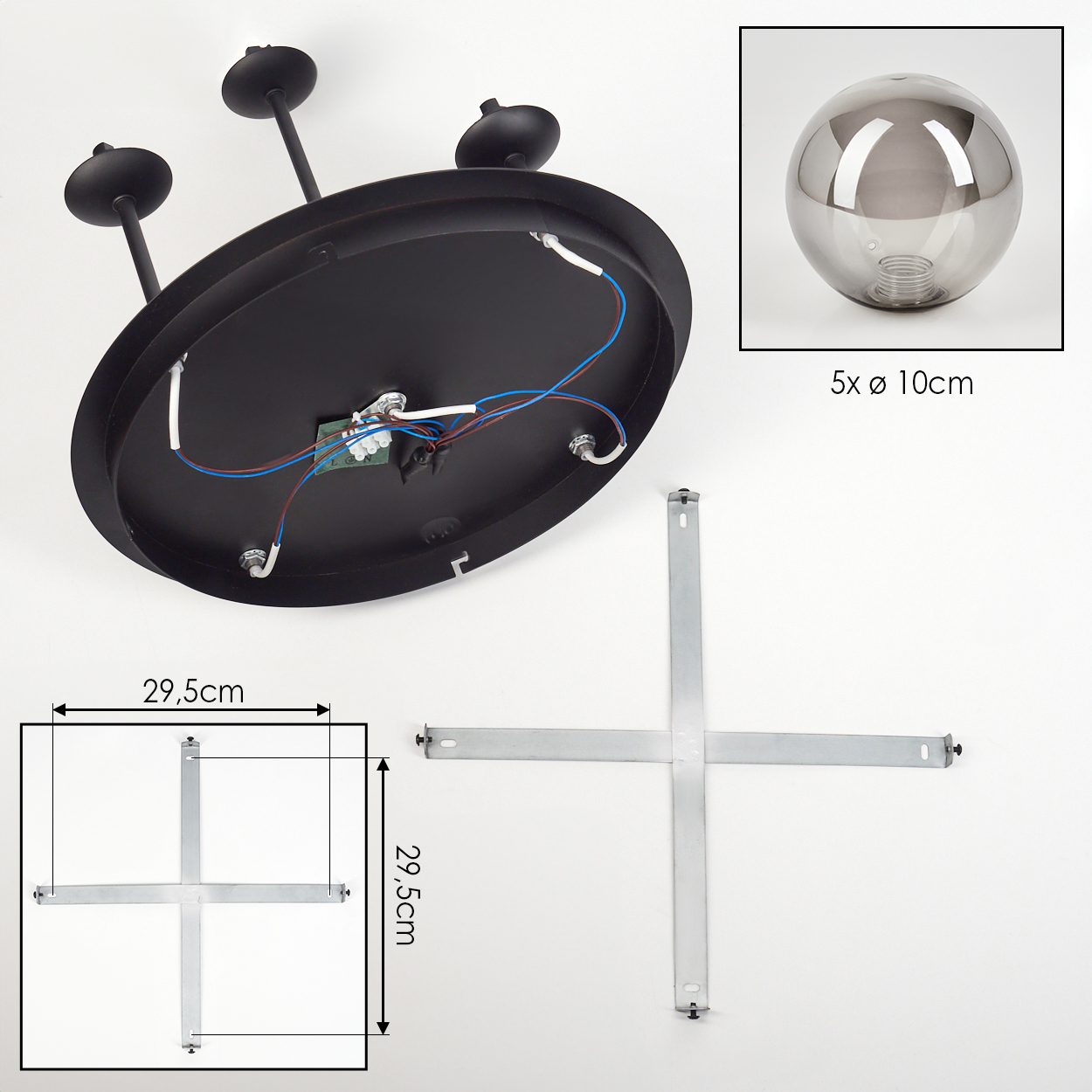 Eine zerlegte Deckenlampe mit schwarzem Sockel, drei schwarzen Stielen, Glaskugeln und Befestigungsmaterial. Abmessungen sind ebenfalls angegeben.