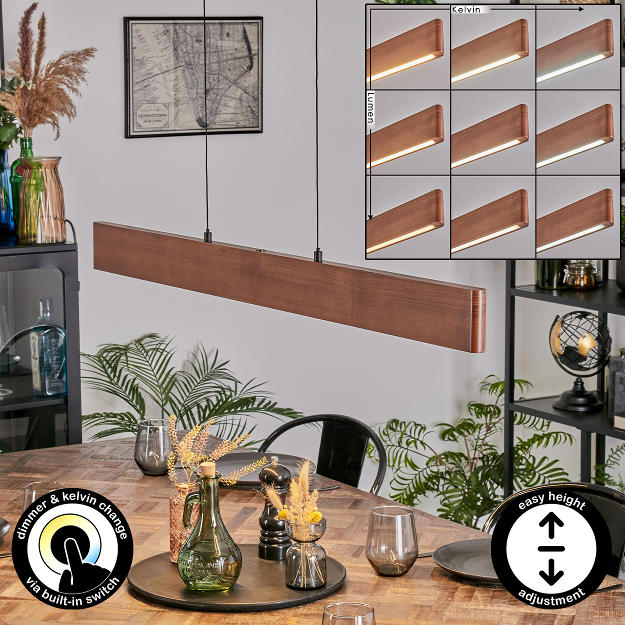 Ein modernes Esszimmer mit Holztisch, langer Holzlampe, Pflanzen, Gläsern und einer Karte an der Wand. Die Lampe hat einstellbare Einstellungen.