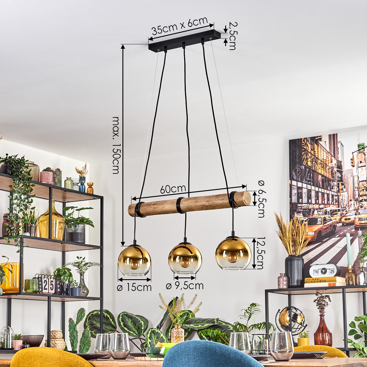 Ein modernes Esszimmer mit einer Hängelampe mit drei goldenen Glasschirmen. Ein Gemälde und Regale mit Pflanzen sind im Hintergrund.