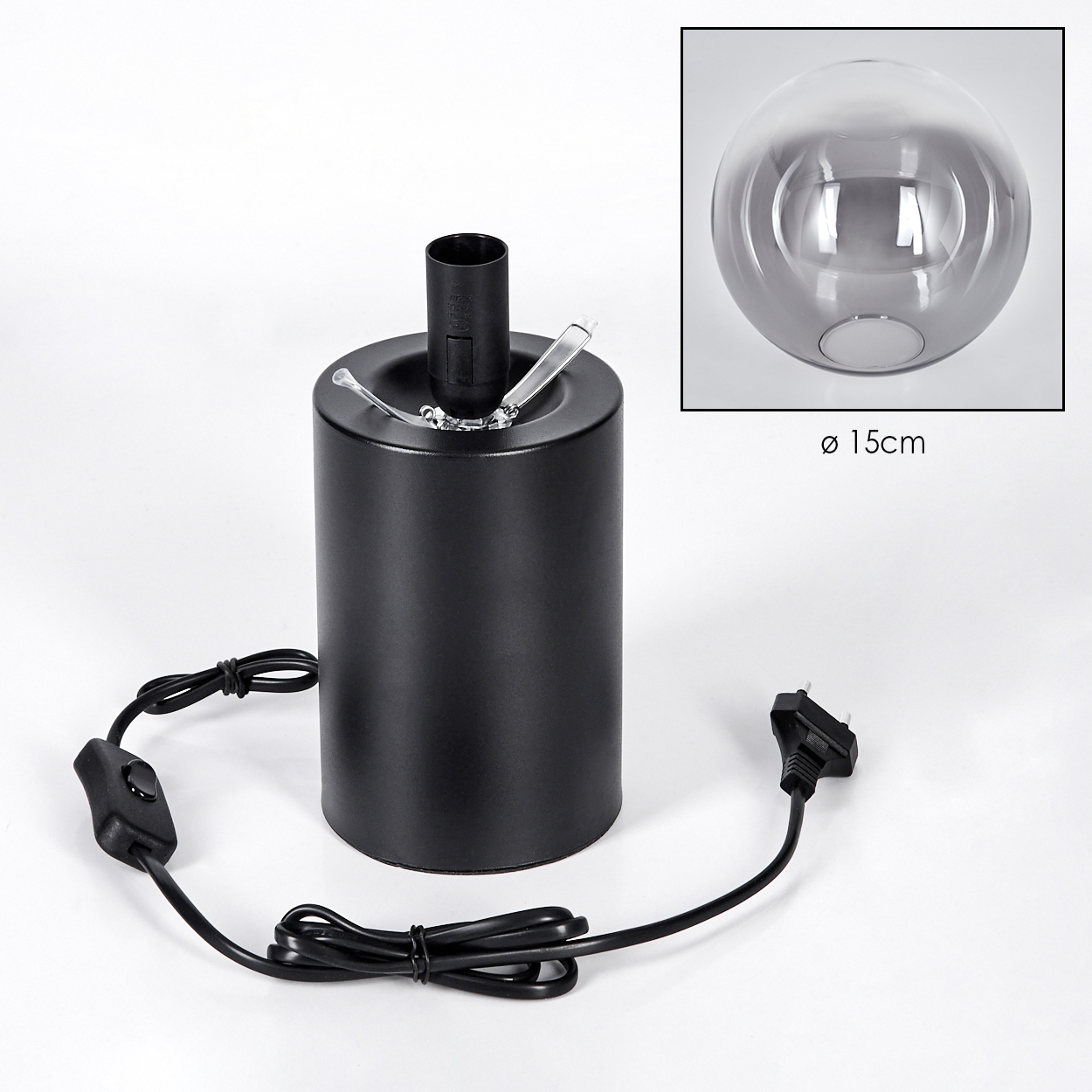 Schwarzer zylindrischer Lampensockel mit Netzkabel, Schalter und Stecker. Eine klare Glaskugel befindet sich in der Nähe. Weißer Hintergrund.