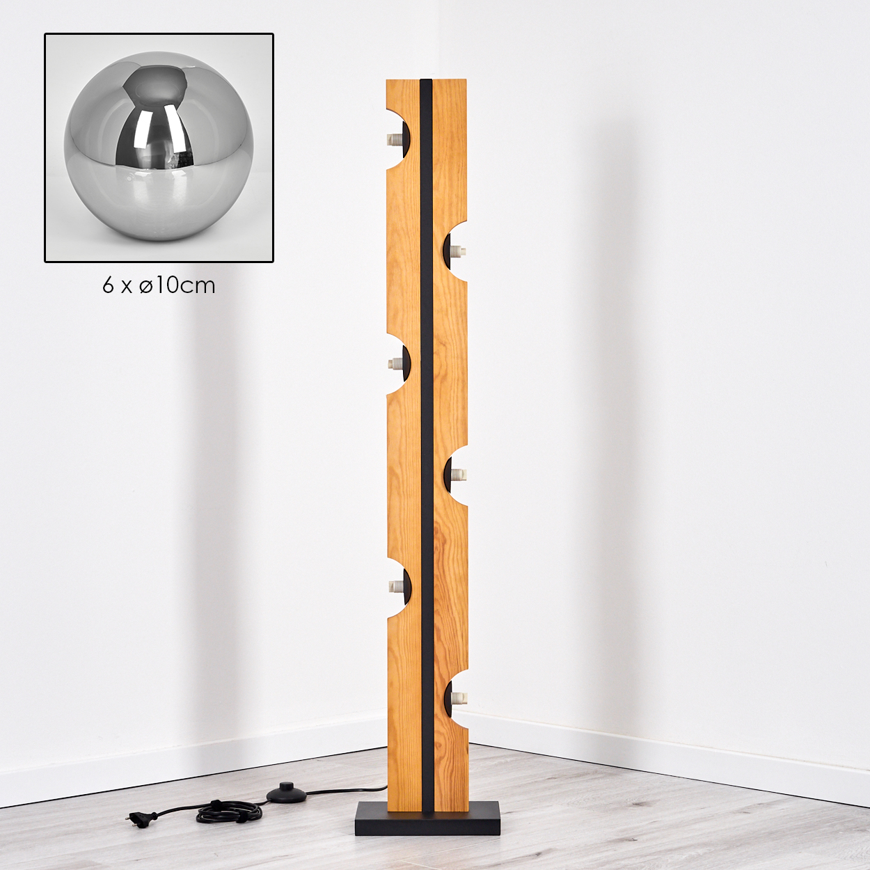 Eine moderne Holzlampe mit einem Metalleinsatz. Die Lampe ist hoch mit schwarzen Akzenten. Eine Metallkugel befindet sich in der Ecke.