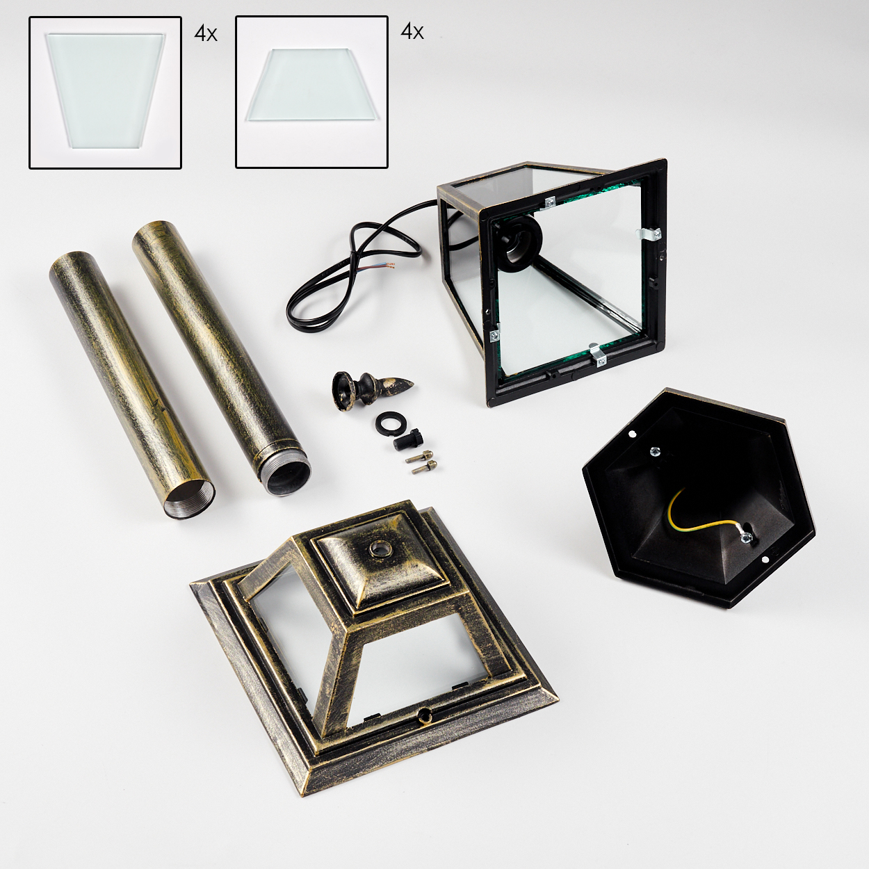Zerlegte Teile einer Außenlampe: Rahmen, Glasscheiben, Stangen, Sockel, Oberteil, Schrauben und Verkabelung, alles auf weißem Untergrund.
